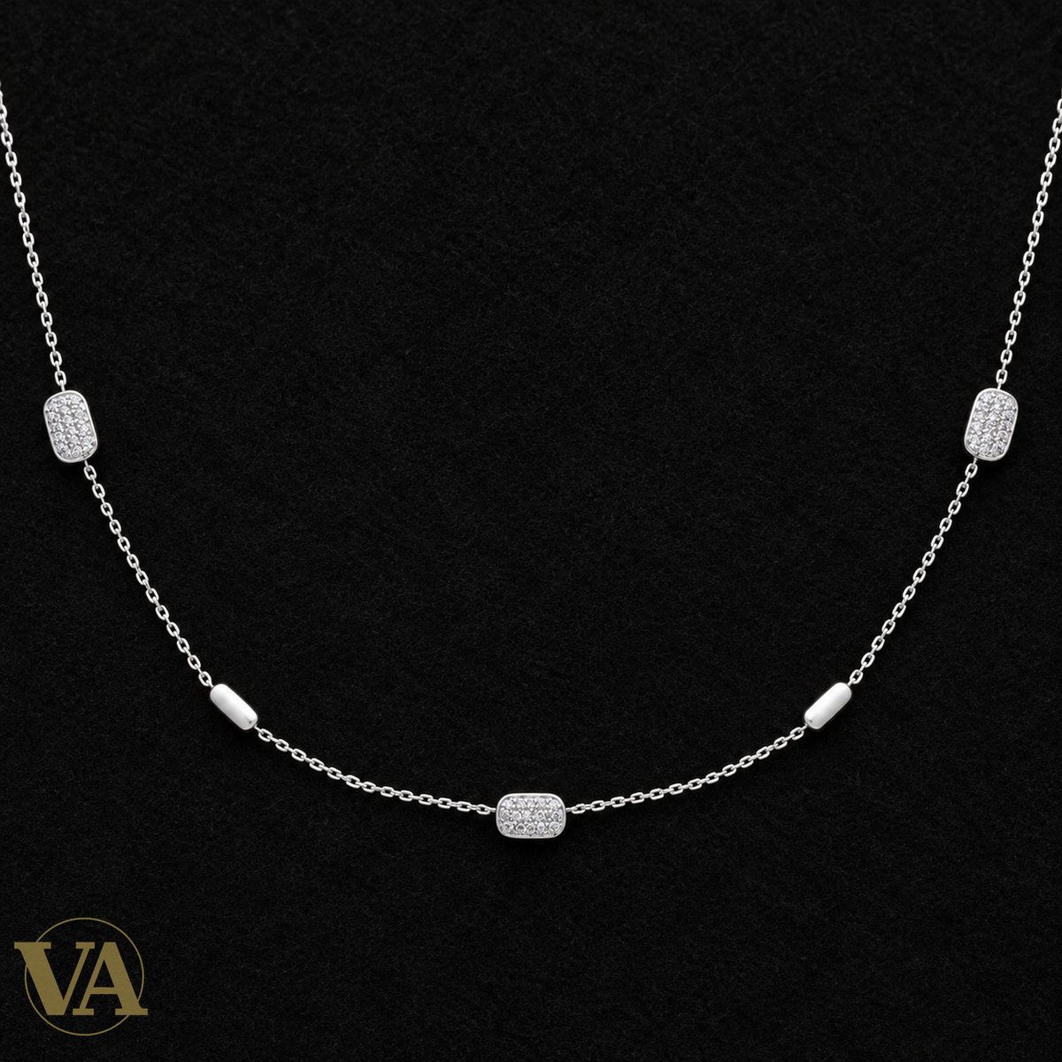 Collier petits rectangles sertis en argent 925 — sur feutrine noire