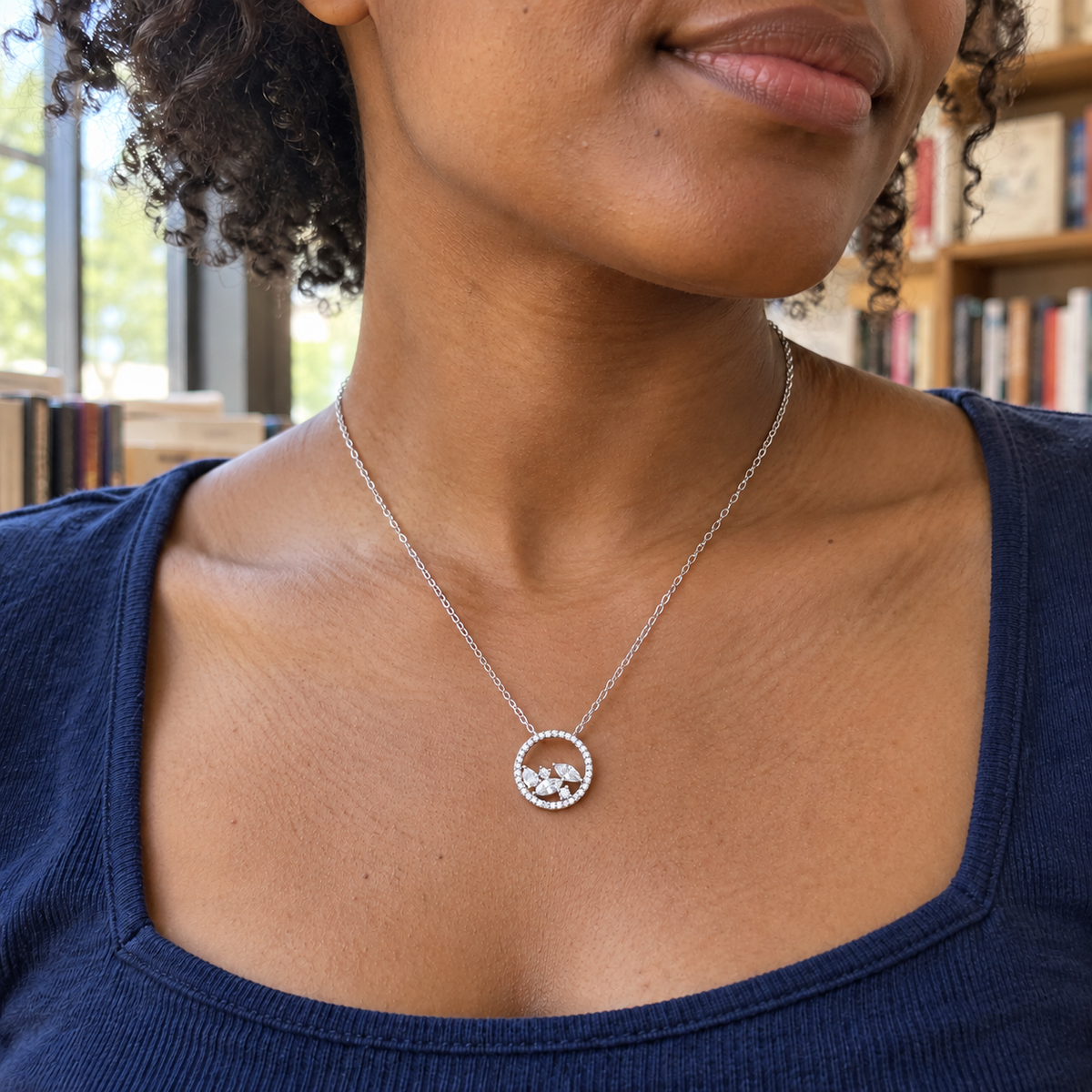 Collier Argent 925 Rhodié — Cercle et Éclats Marquise — porté en lumière naturelle
