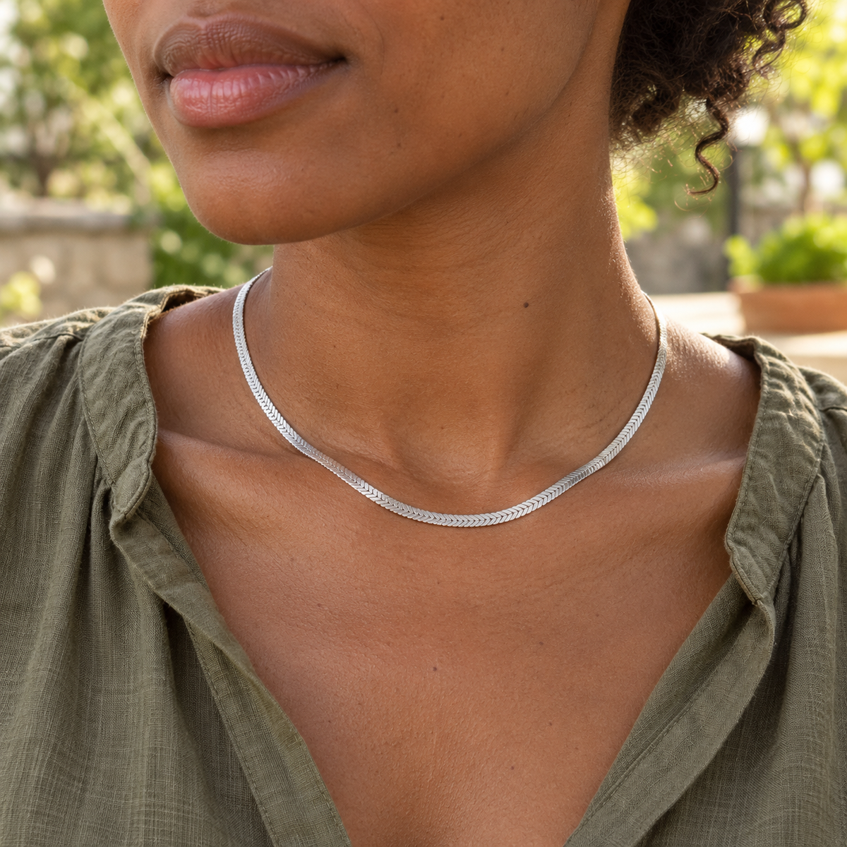 Collier Argent 925 — Maille Plate Chevron — porté en lumière naturelle