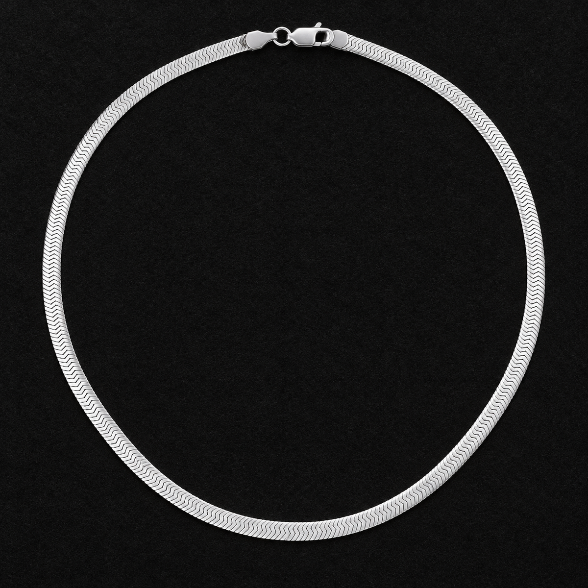 Collier Argent 925 — Maille Plate Chevron — vue sur feutrine noire