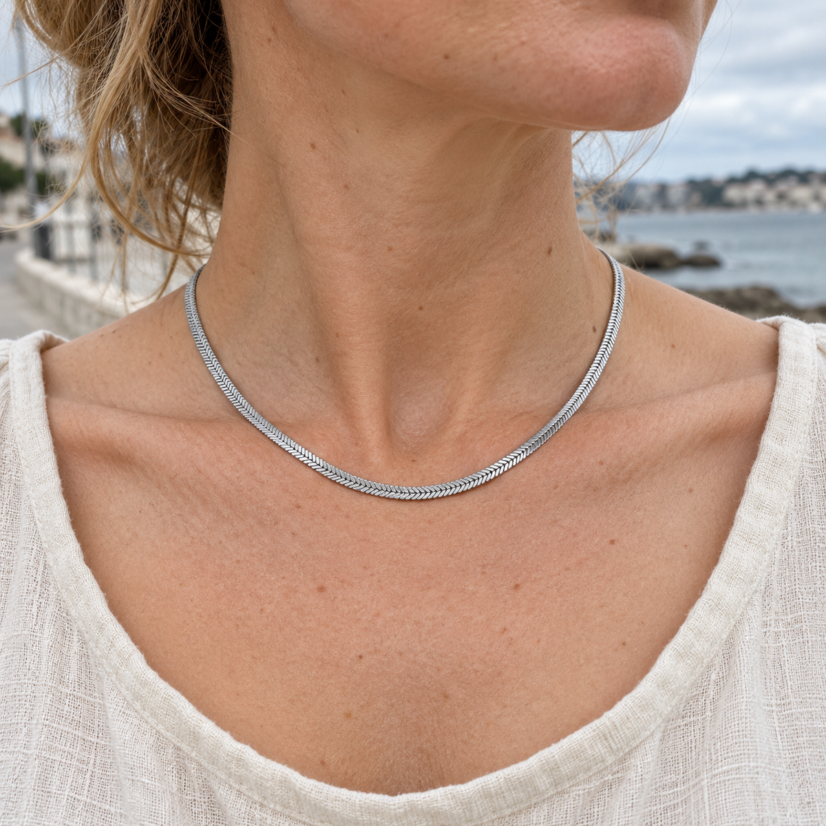 Collier Argent 925 — Maille Plate Chevron — porté avec une tenue claire