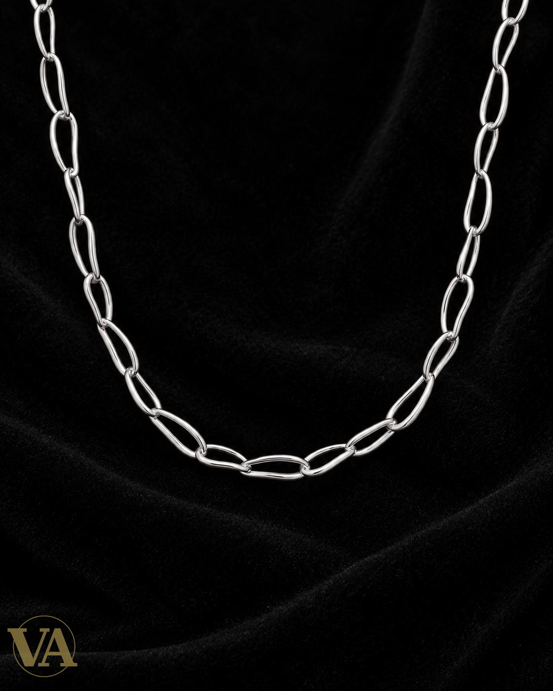 Collier femme argent 925 rhodié à maillons ovales allongés, vue studio sur fond noir