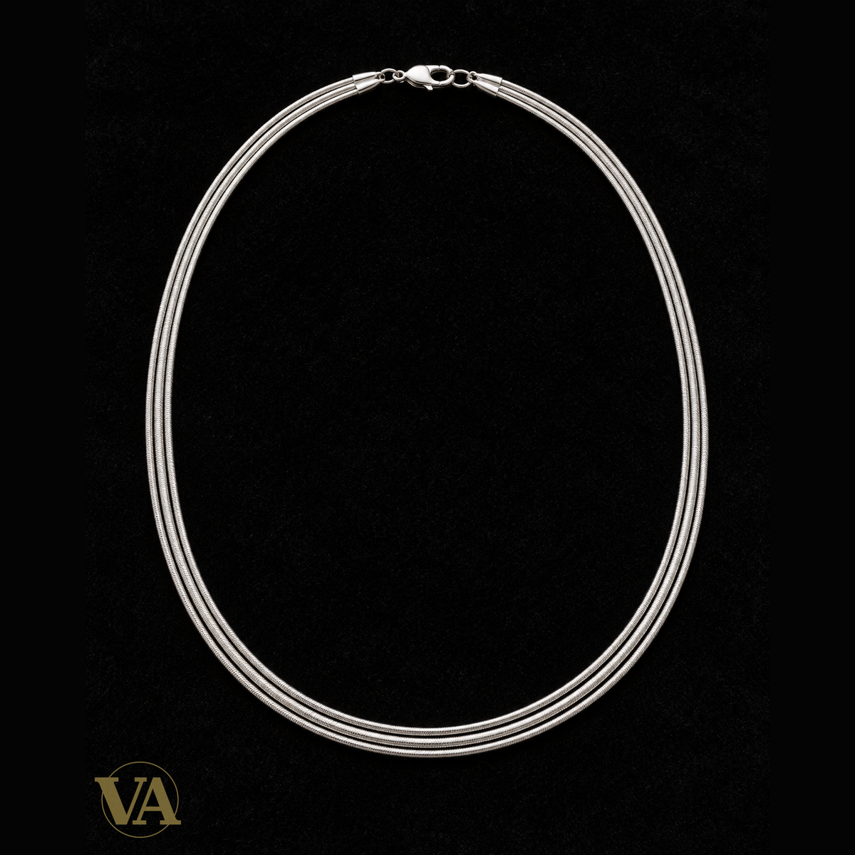 Collier femme argent 925 rhodié à trois rangs de maille serpent, vue studio