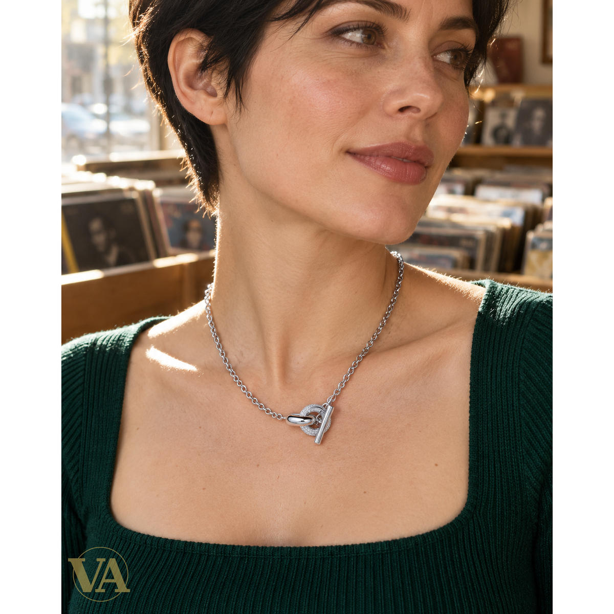 Collier en argent 925 à fermoir en T porté sur une encolure carrée
