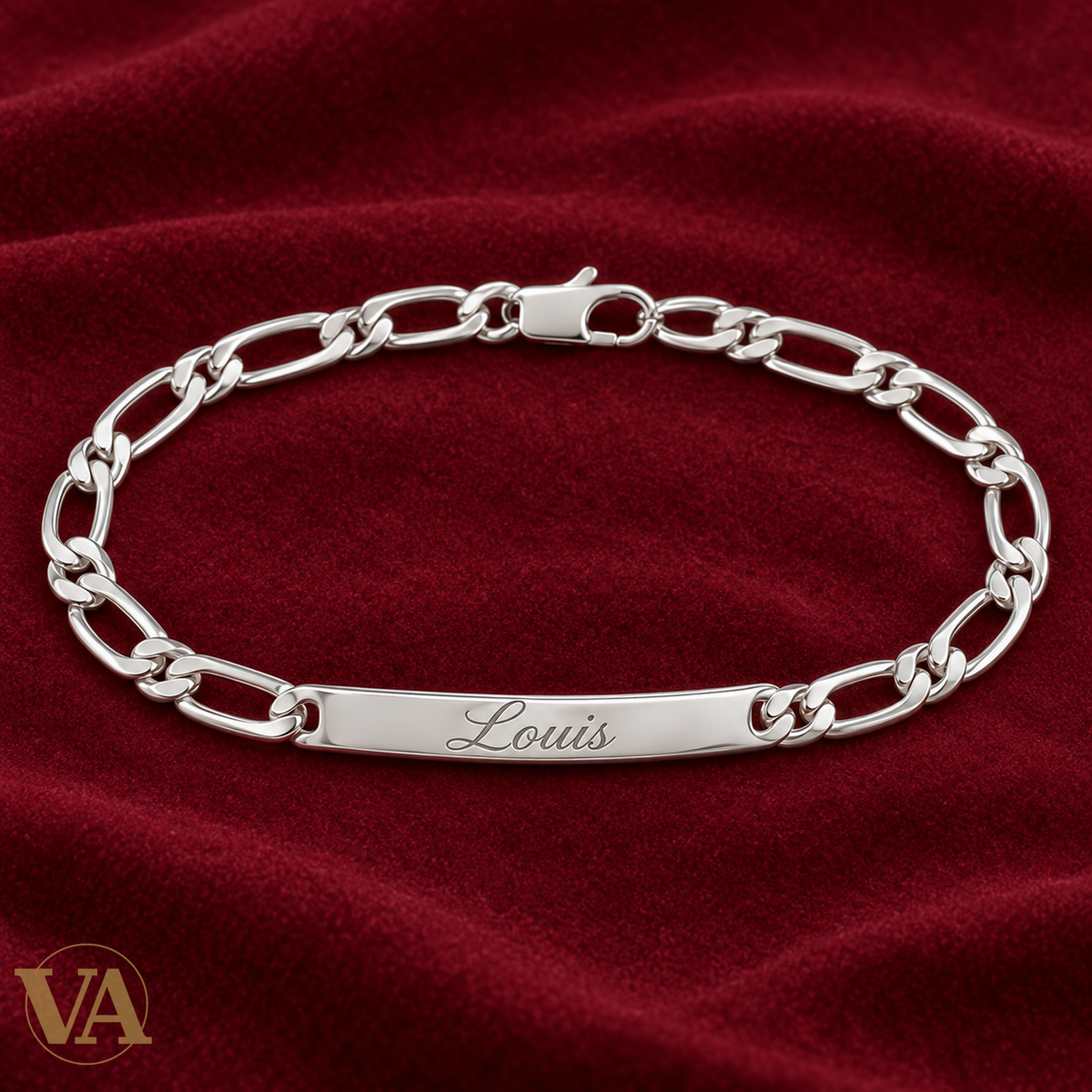 Bracelet identité homme argent 925 — Figaro 1+1 à graver, 20 cm — vue complète sur feutre bordeaux, exemple de gravure