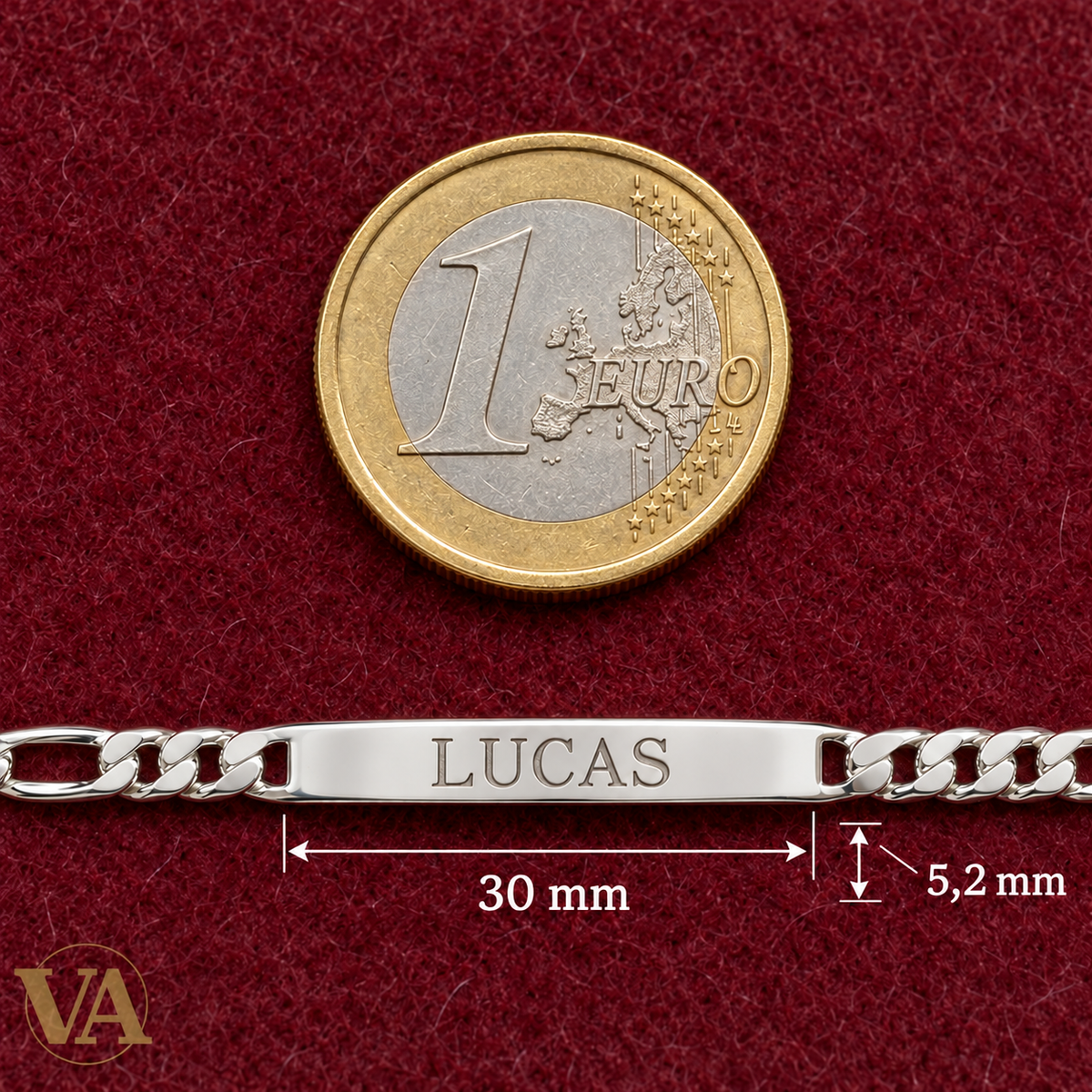 Gourmette argent rhodié 18 cm — détail de la plaque près d’une pièce de 1 euro, prénom d’exemple — dimensions de la plaque en mm