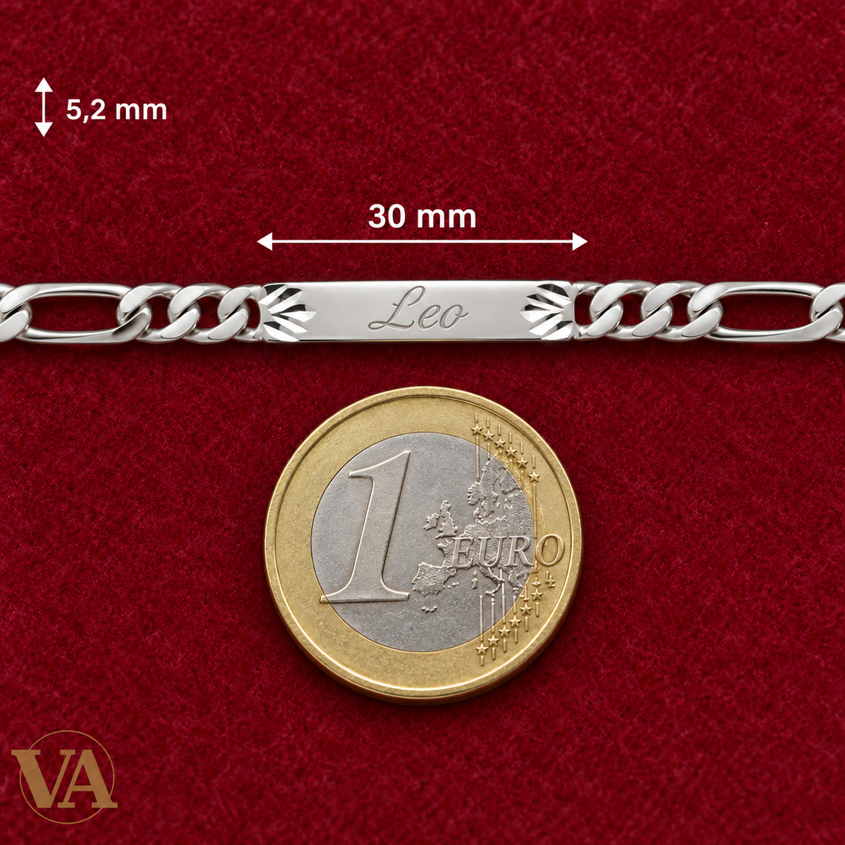 Gourmette argent 925 rhodié à plaque décorée — détail près d’une pièce de 1 euro, prénom d’exemple — dimensions de la plaque en mm