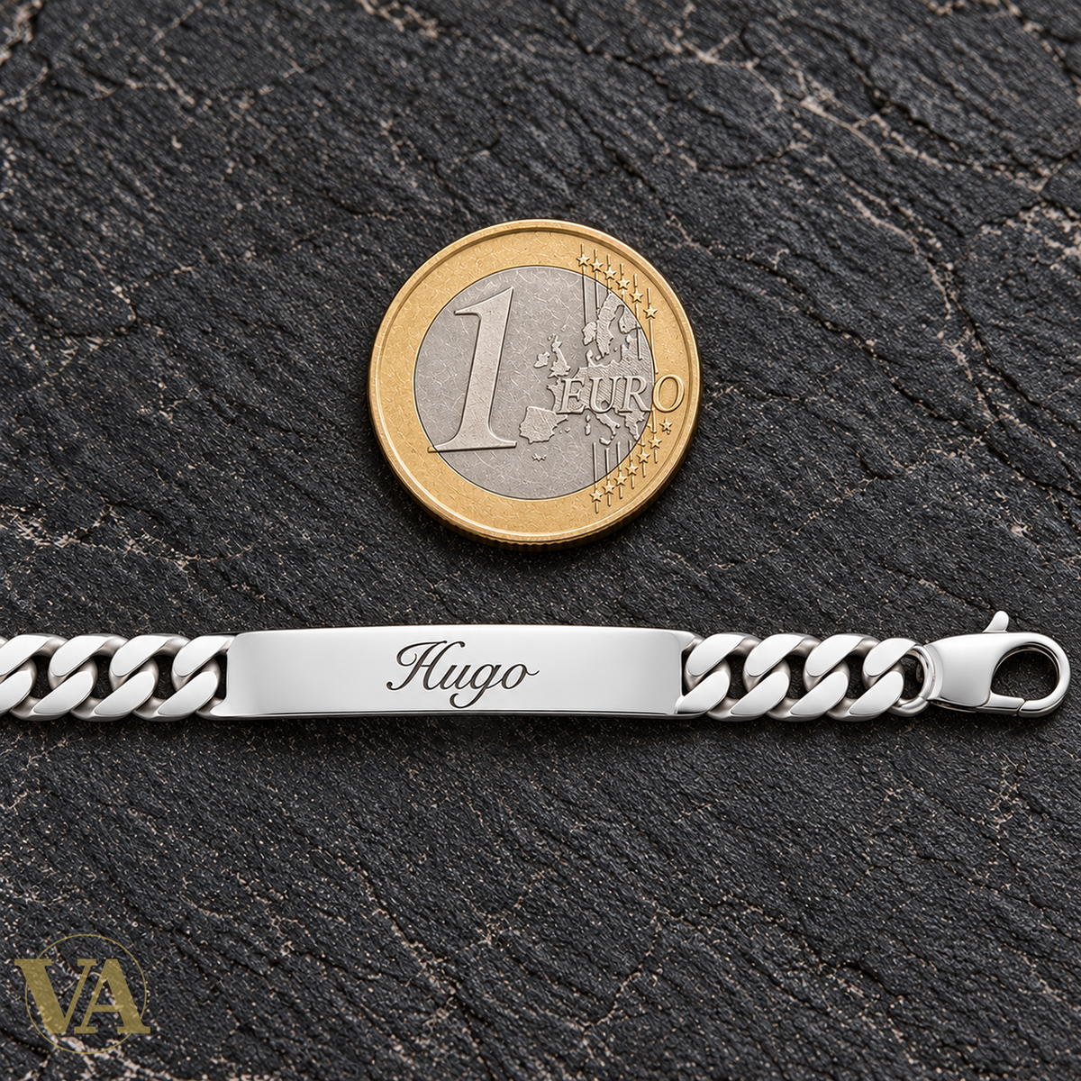 Détail de la plaque gravée à côté d’une pièce de 1 euro