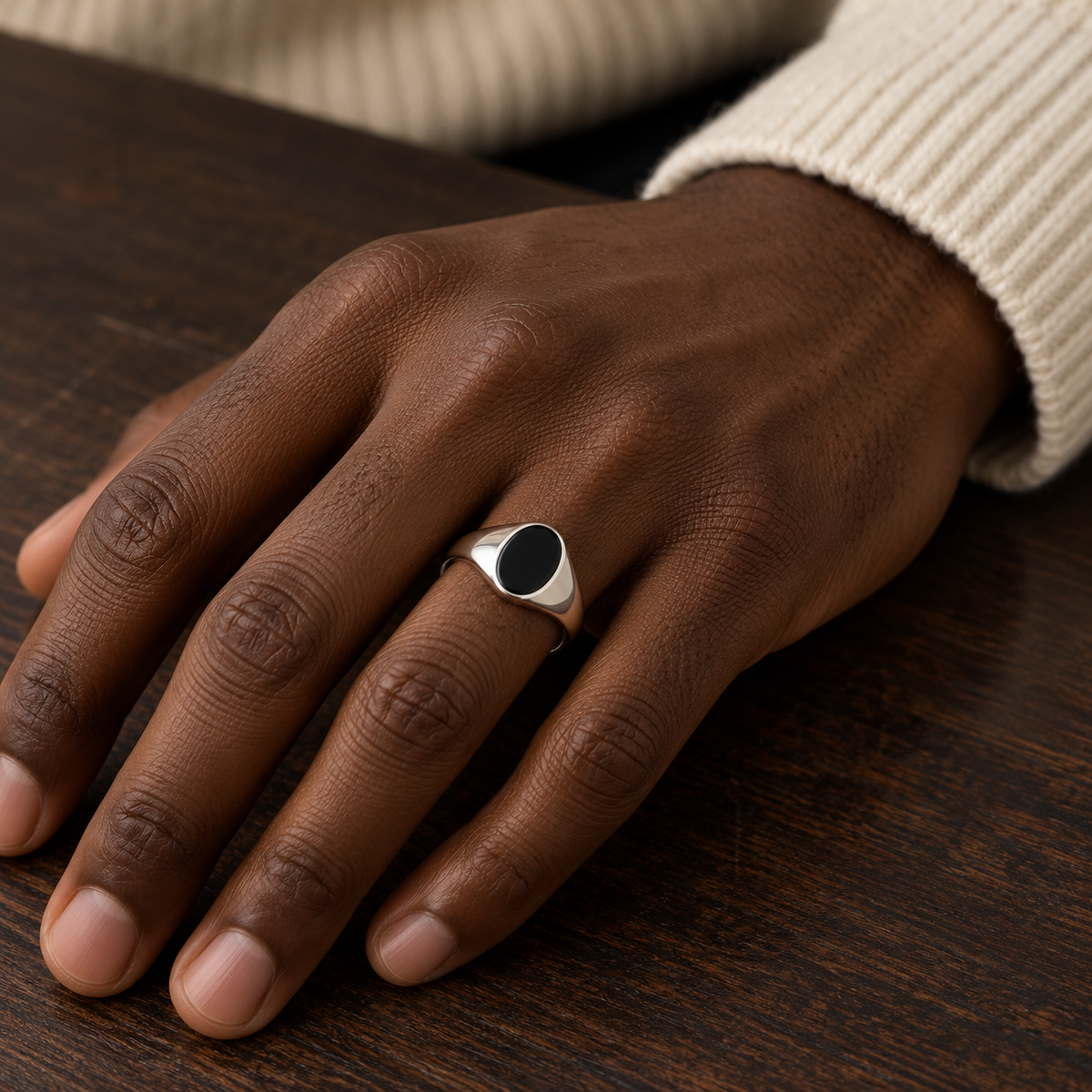 Chevalière homme argent 925 ovale noire — portée — Vindicta