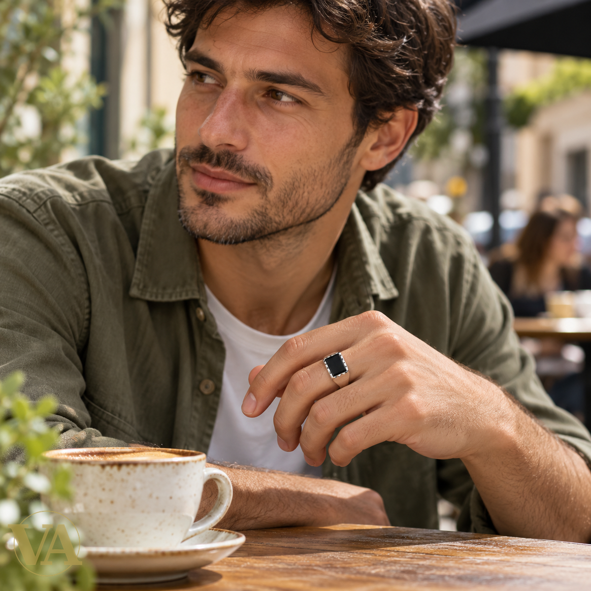 Chevalière Homme Argent 925 – Rectangle Noir et Frises Triangulaires — photo lifestyle