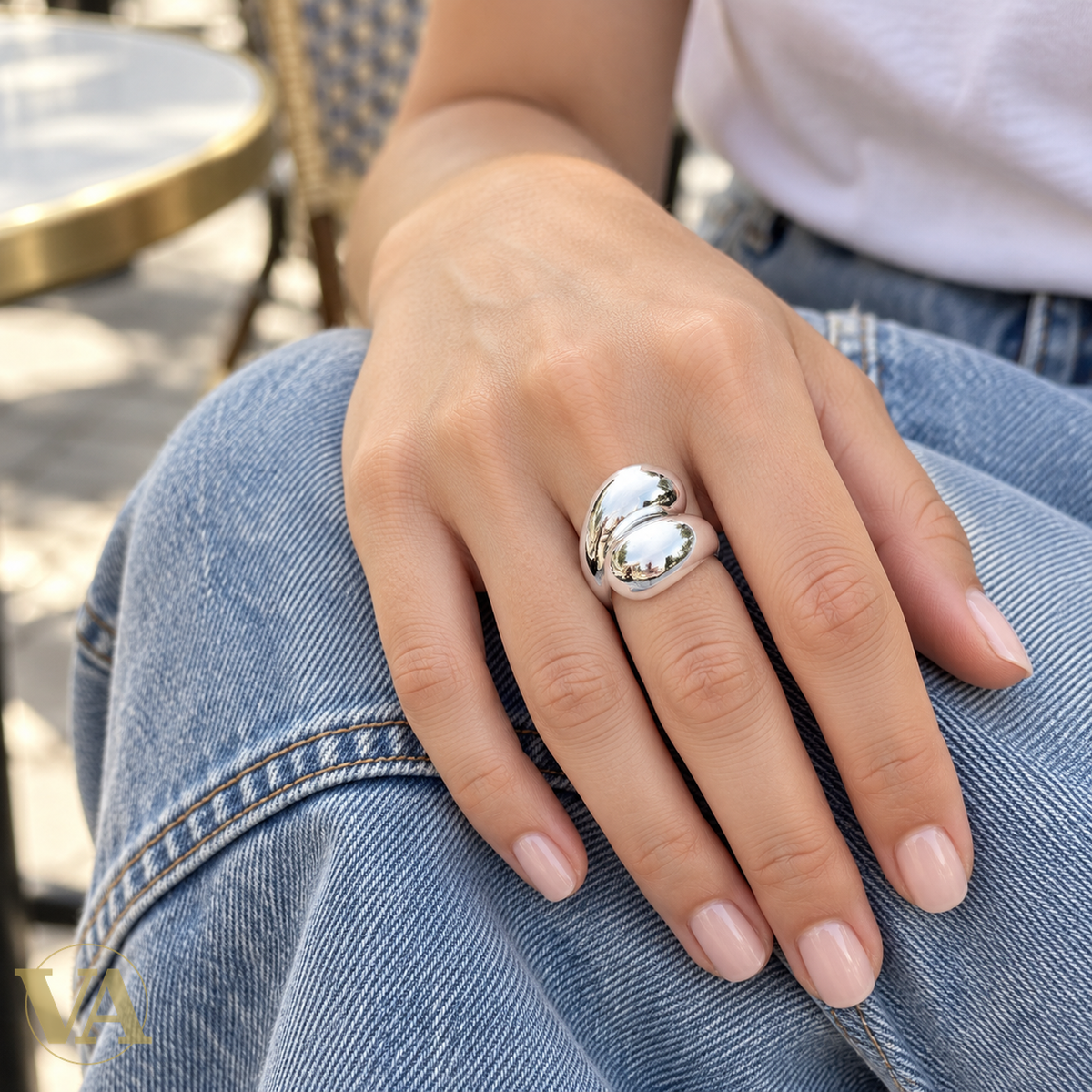 Bague Femme Argent 925 – Deux Gouttes Polies Croisées — gros plan de la bague portée