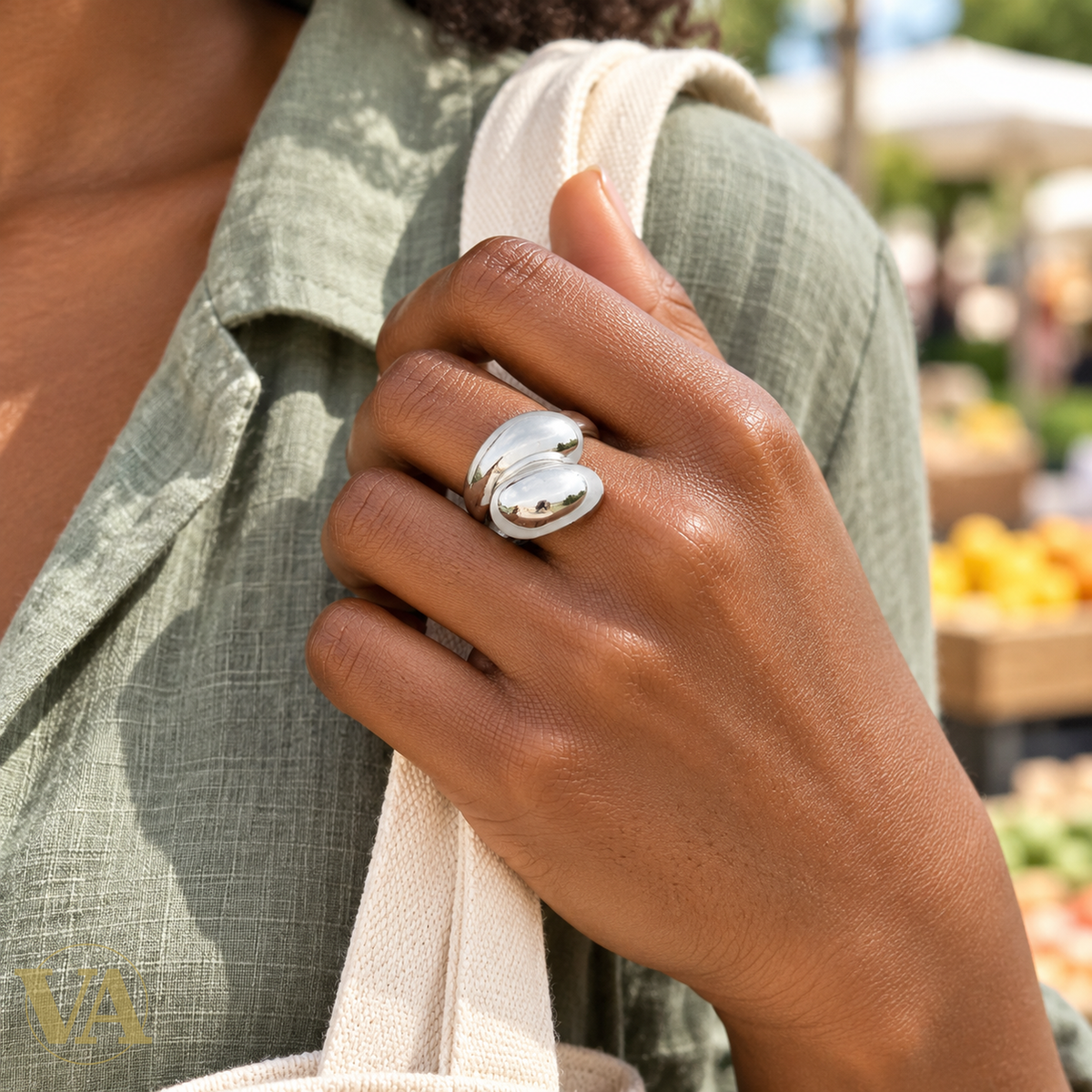 Bague Femme Argent 925 – Deux Gouttes Polies Croisées — gros plan de la bague portée