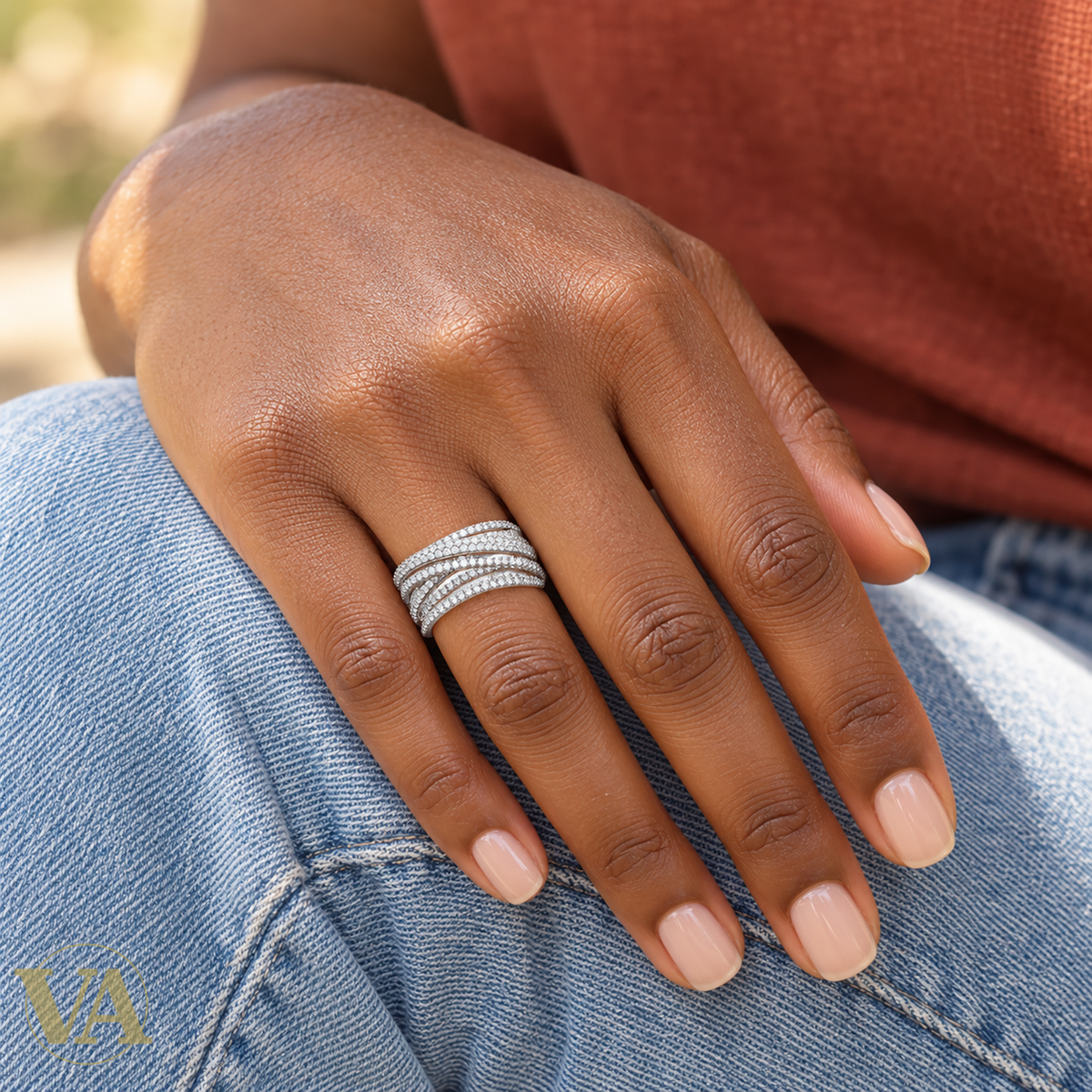 Bague femme argent 925 rubans croisés pavés — portée sur une main à peau foncée