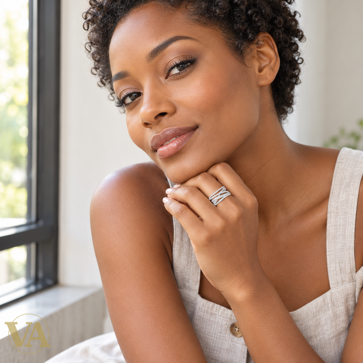 Bague Femme Argent 925 Rhodié – Rubans Croisés Pavés de Zirconium — portrait avec bague portée