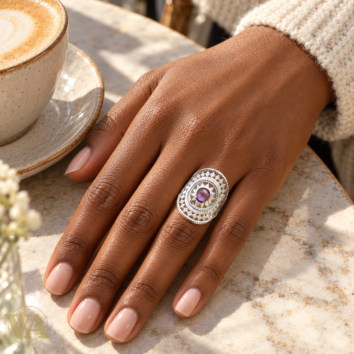 Bague argent 925 ajourée à zirconium violet — main posée à plat en terrasse