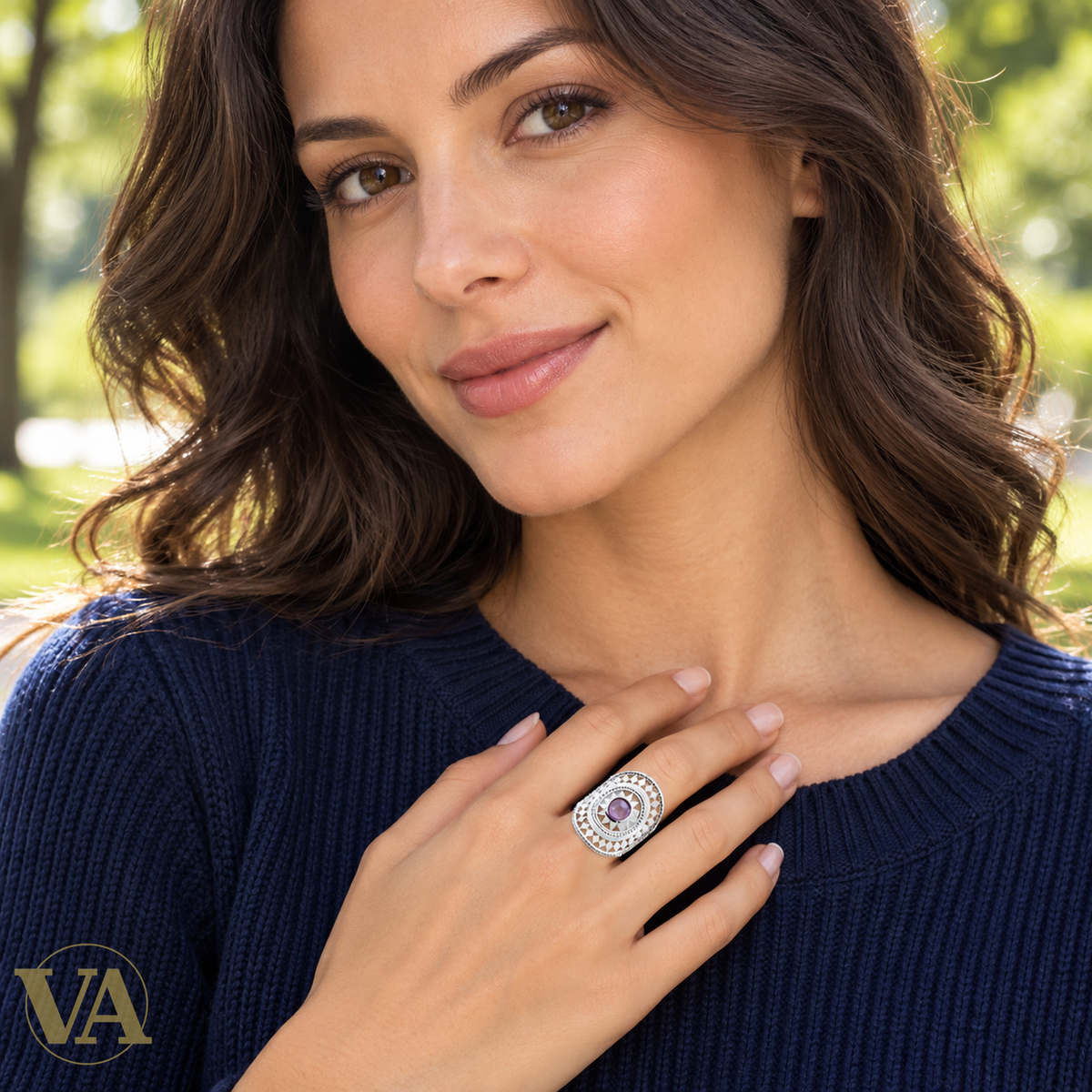 Bague Femme Argent 925 Rhodié – Motif Ajouré et Zirconium Violet — portrait avec bague portée