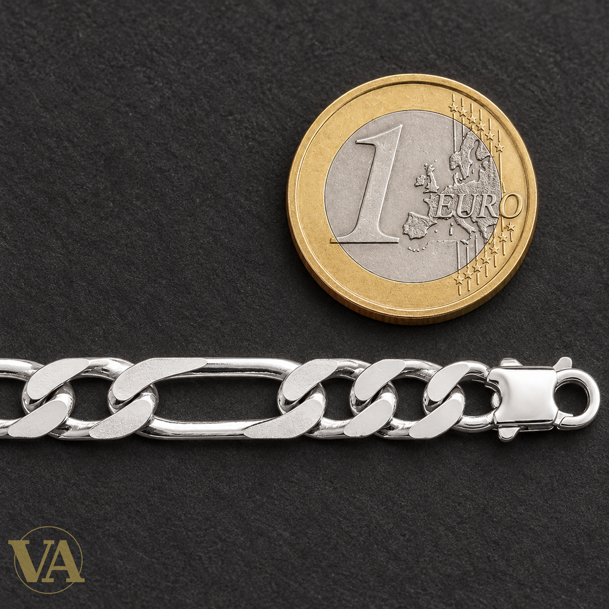 Détail du bracelet argent 925 à côté d’une pièce de 1 euro