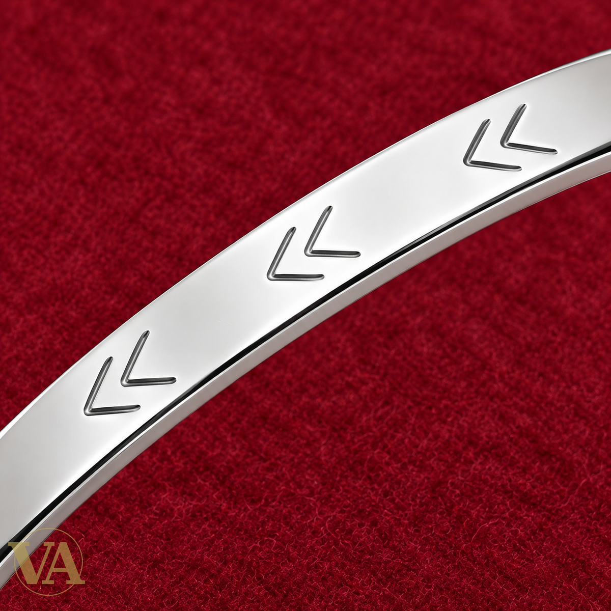 Bracelet jonc ouvert aux chevrons gravés en argent 925 rhodié — zoom de détail sur feutre bordeaux