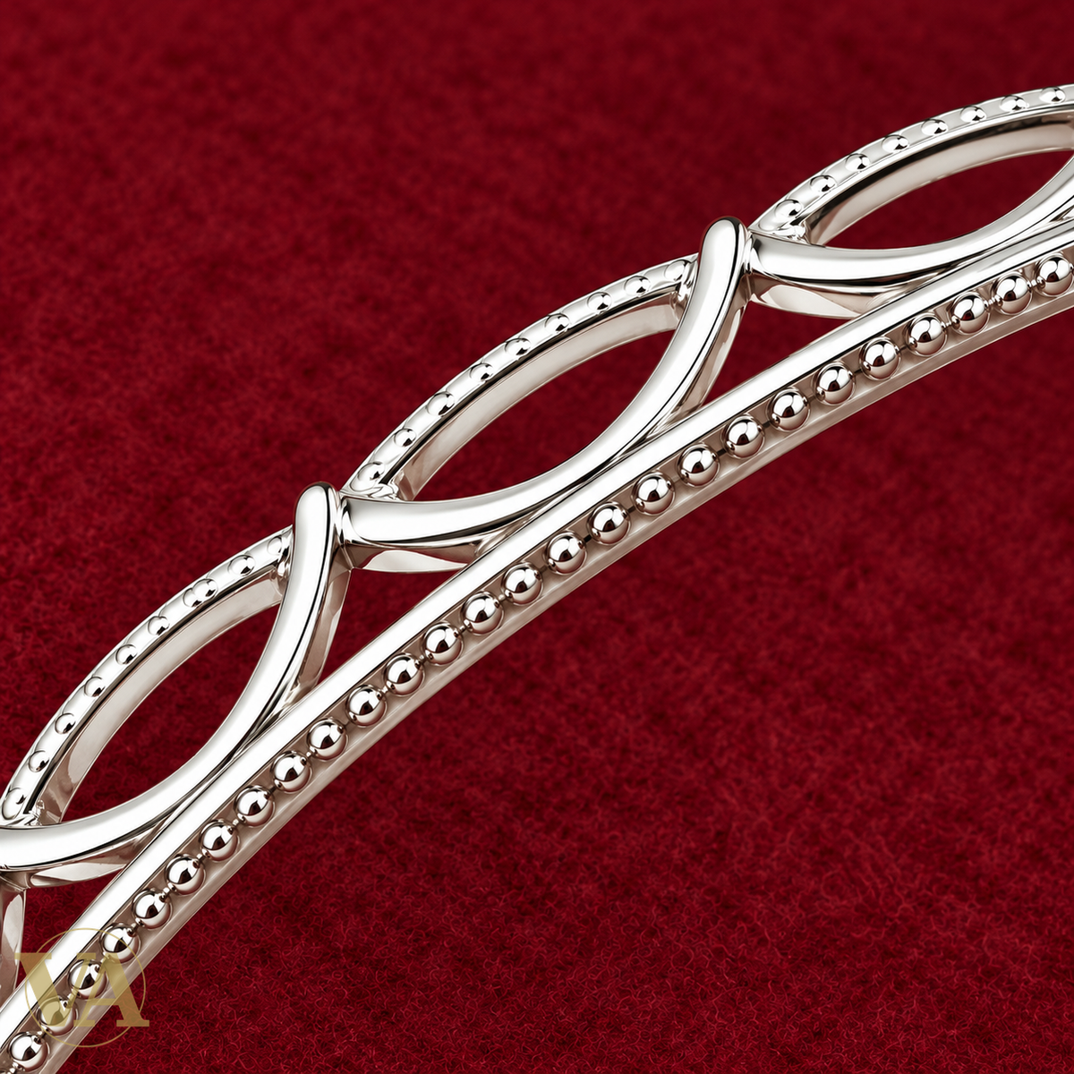 Bracelet jonc aux feuilles ajourées en argent 925 rhodié — zoom de détail sur feutre bordeaux