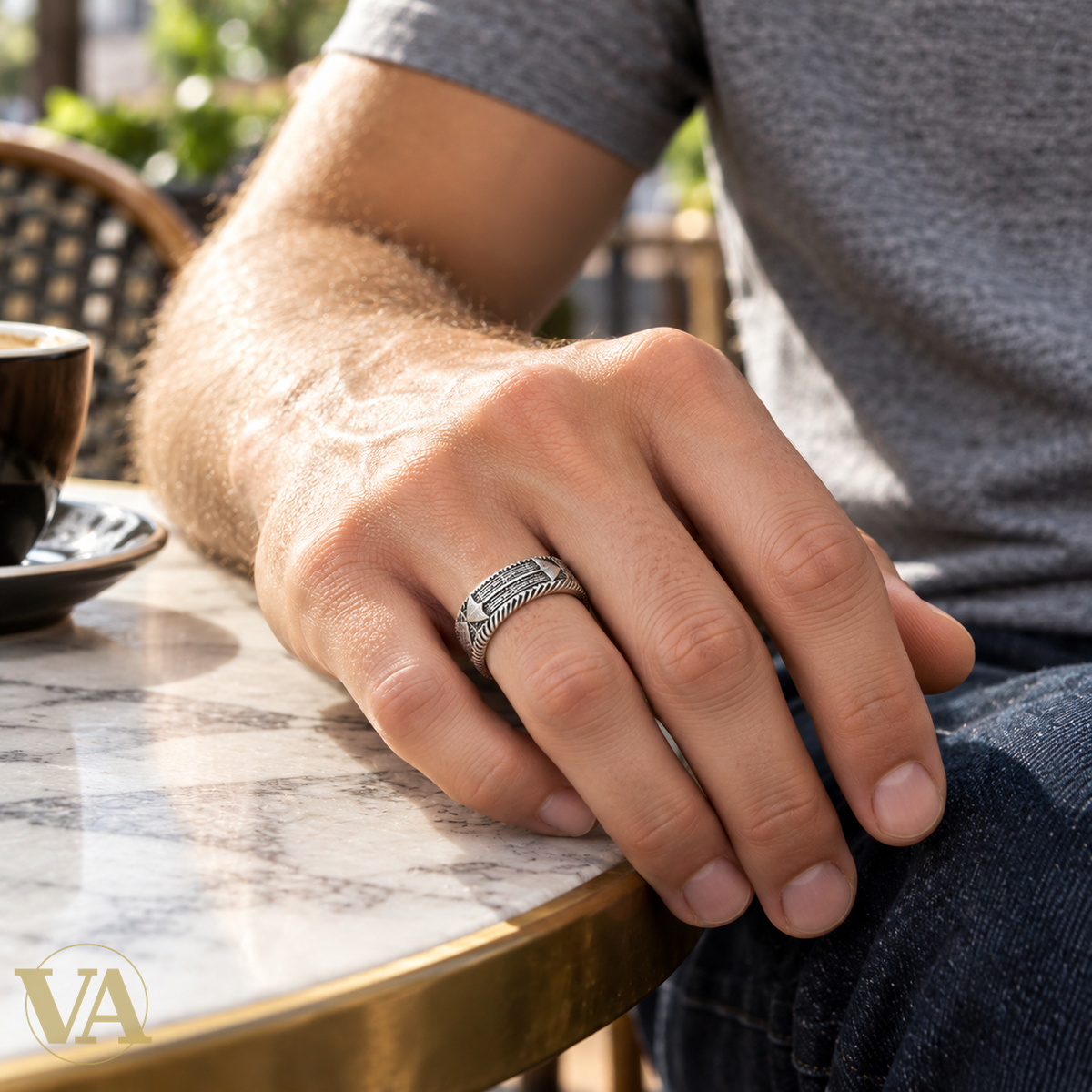 Bague Homme Argent 925 – Anneau Gravé à Bordures Obliques — nouvelle pose en t-shirt, gros plan sur la main