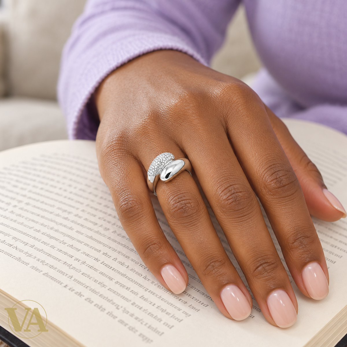 Bague Femme Argent 925 Rhodié – Gouttes Croisées Polie et Pavée — gros plan de la bague portée