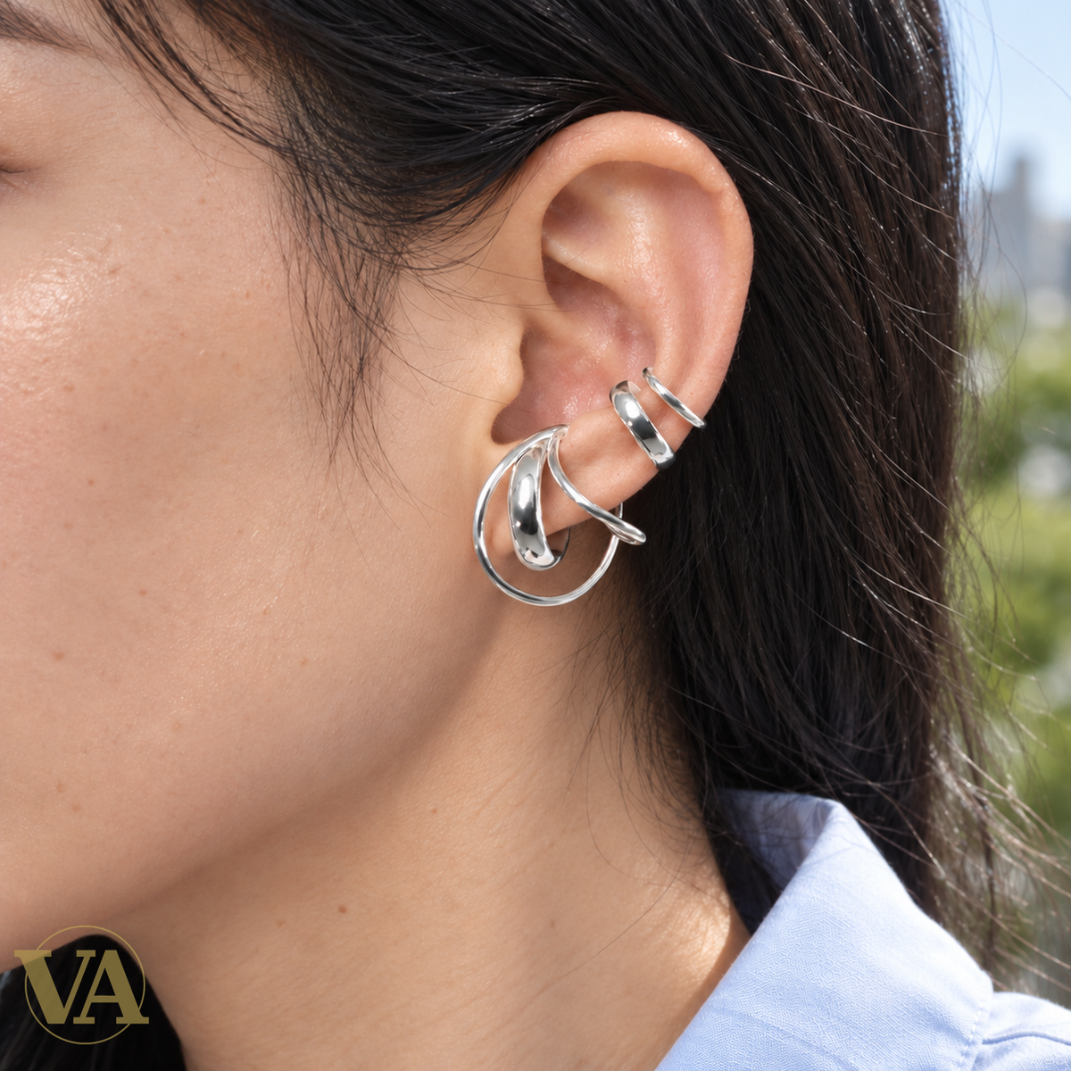 Bijou d’oreille à volutes en argent 925 rhodié, vendu à l’unité — porté
