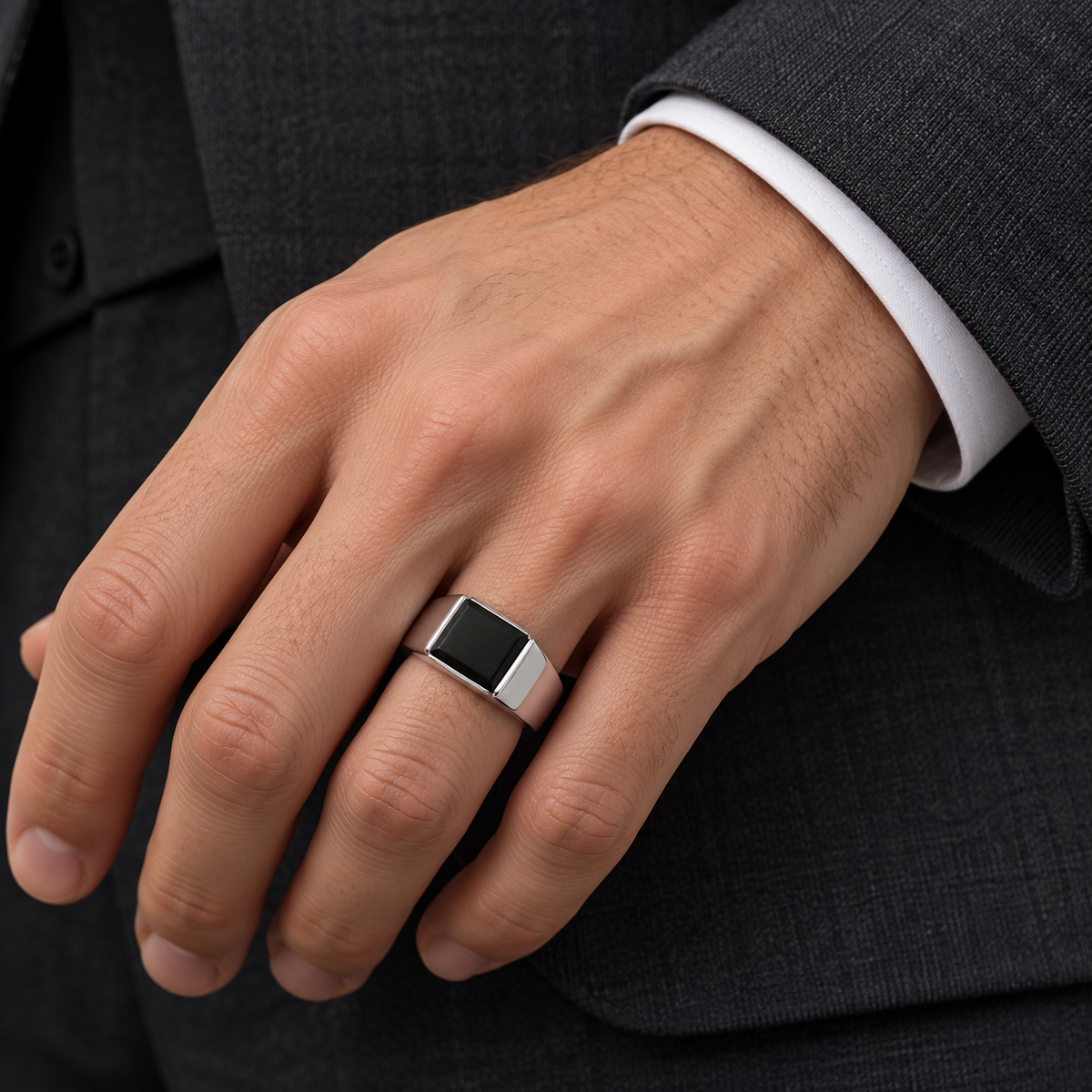 Chevalière homme argent 925 rhodié rectangle noir — portée — Vindicta