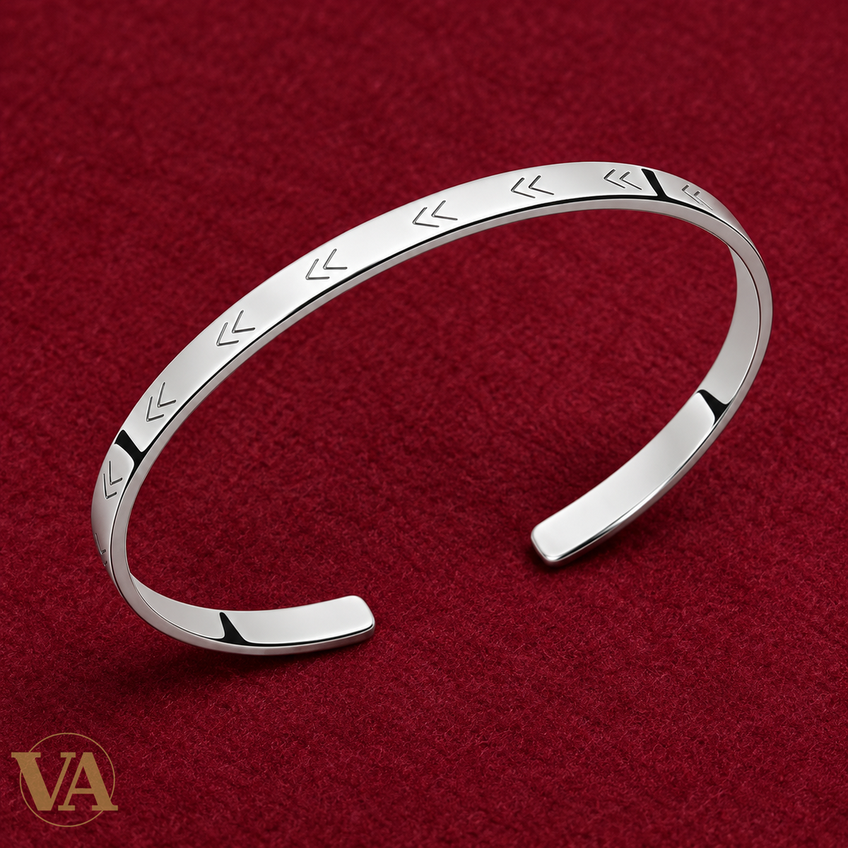 Bracelet jonc ouvert aux chevrons gravés en argent 925 rhodié sur feutre bordeaux