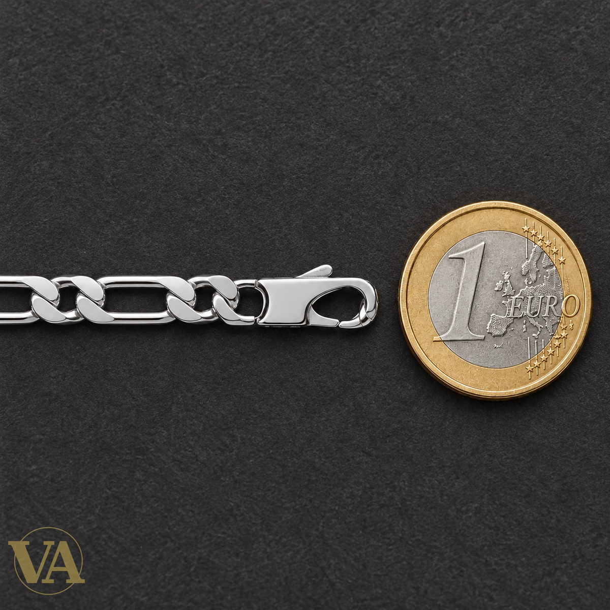 Détail du bracelet argent 925 à côté d’une pièce de 1 euro