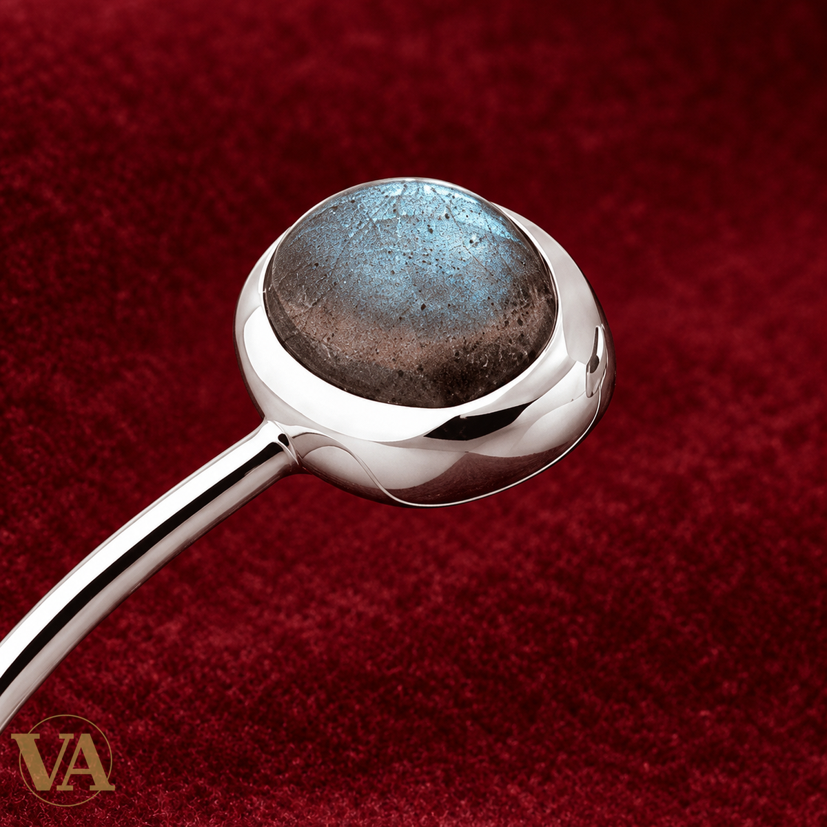 Jonc Femme Argent 925 Rhodié — Duo de Labradorites — zoom du détail sur feutre bordeaux