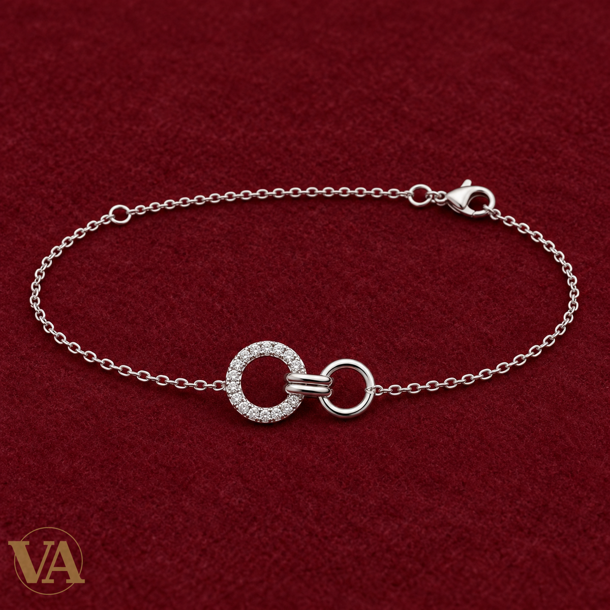 Bracelet aux anneaux liés et zirconiums en argent 925 rhodié sur feutre bordeaux