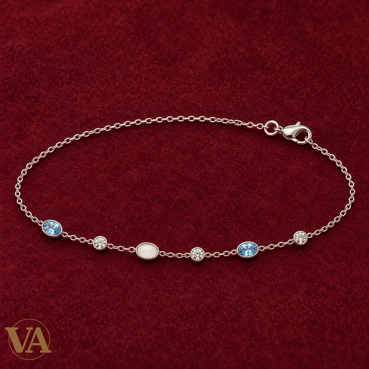 Bracelet aux motifs bleus et blancs et zirconiums en argent 925 rhodié sur feutre bordeaux