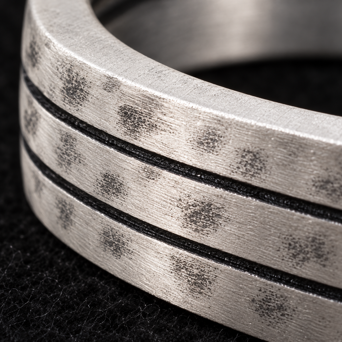 Anneau homme argent 925 — Double rainure et texture patinée — zoom du détail