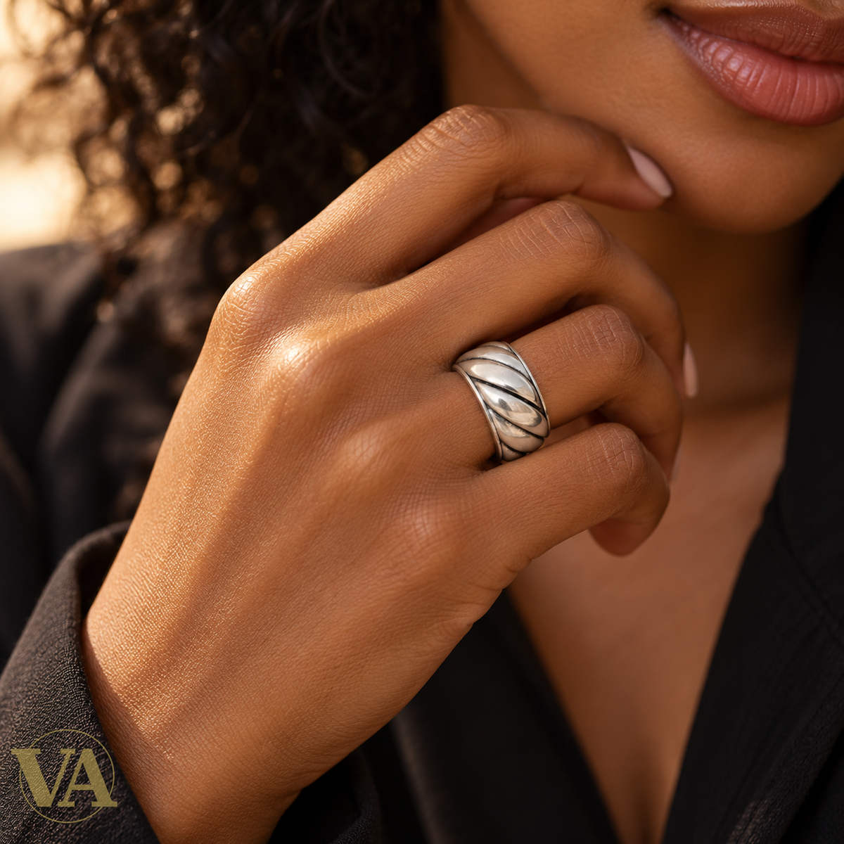 Bague femme argent 925 à reliefs obliques — gros plan sur une main noire