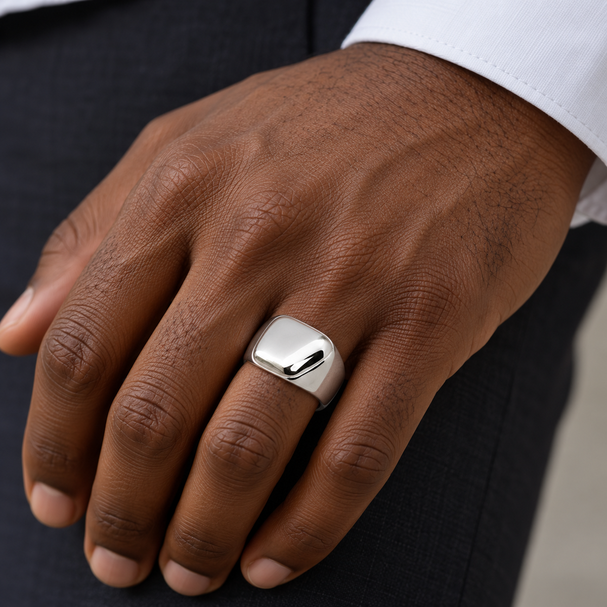 Chevalière homme argent 925 rhodié — Carré galbé Marlon — porté sur main noire