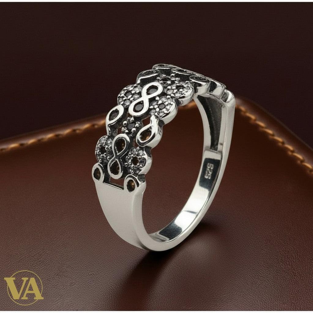 Bague femme Vindicta en argent 925 massif ornée de motifs infini sertis de marcassites scintillantes.