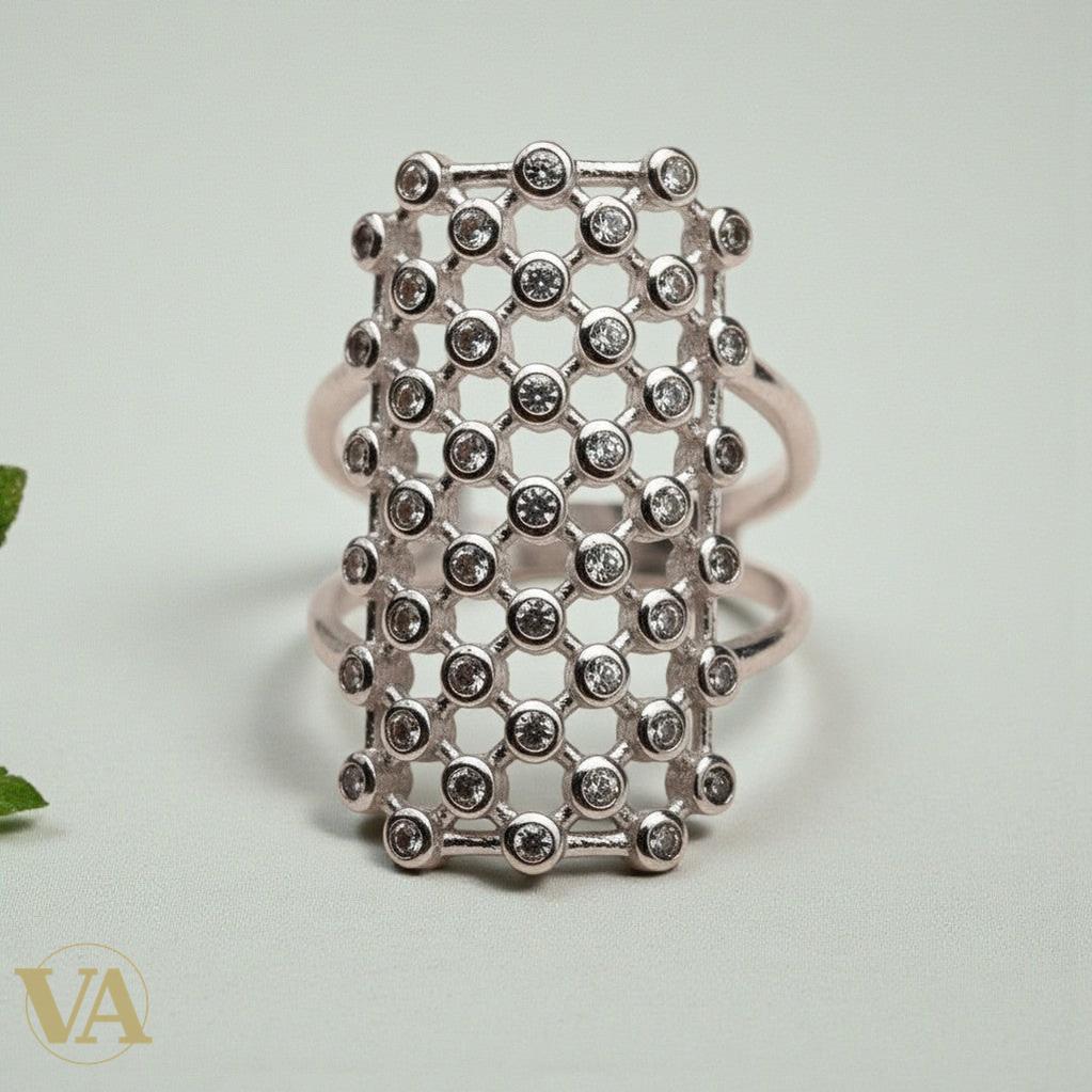 Bague ajourée en argent 925 Vindicta, pavée de zirconiums scintillants, design géométrique moderne.