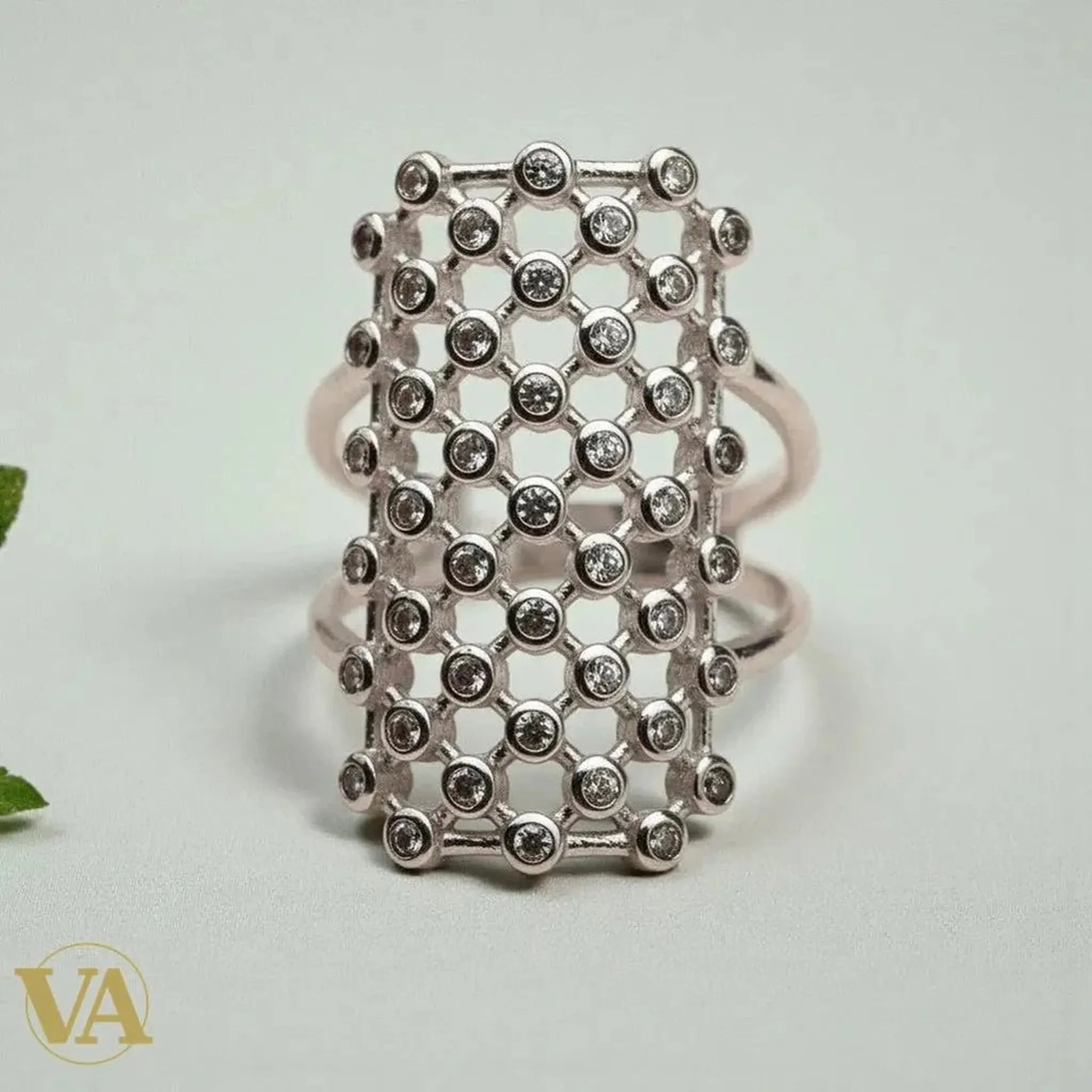 Bague ajourée en argent 925 Vindicta, pavée de zirconiums scintillants, design géométrique moderne.