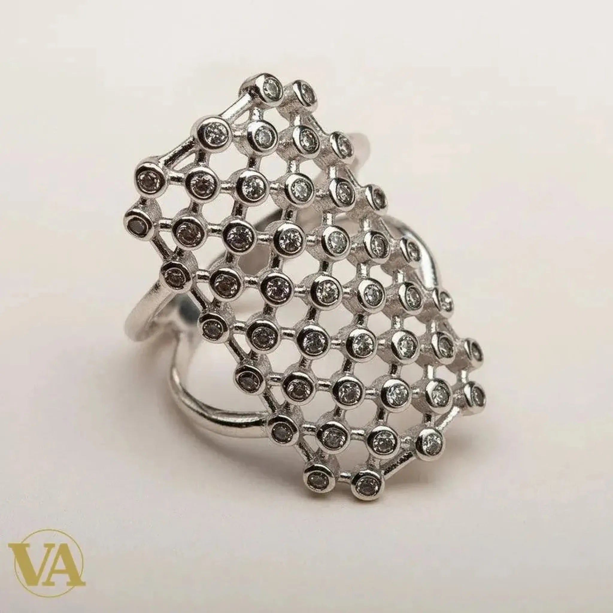 Bague ajourée en argent 925 Vindicta, pavée de zirconiums scintillants, design géométrique moderne.