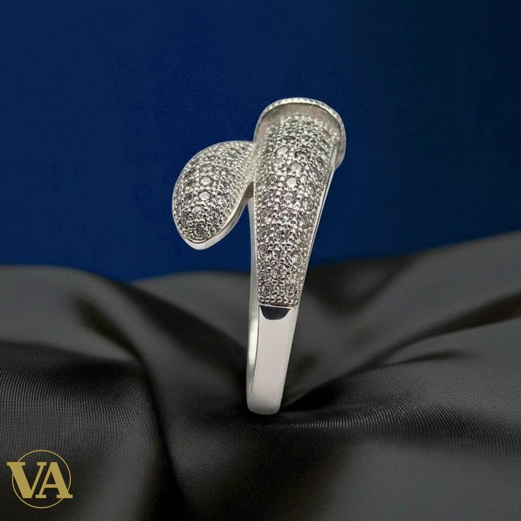 Bague Vindicta en argent 925 massif, pavage d’oxydes blancs, design courbé moderne et lumineux.