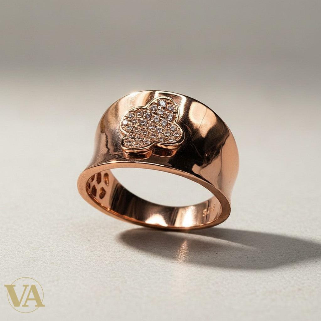 Bague large en argent 925 rosé Vindicta, anneau poli miroir avec trèfle pavé de cristaux.