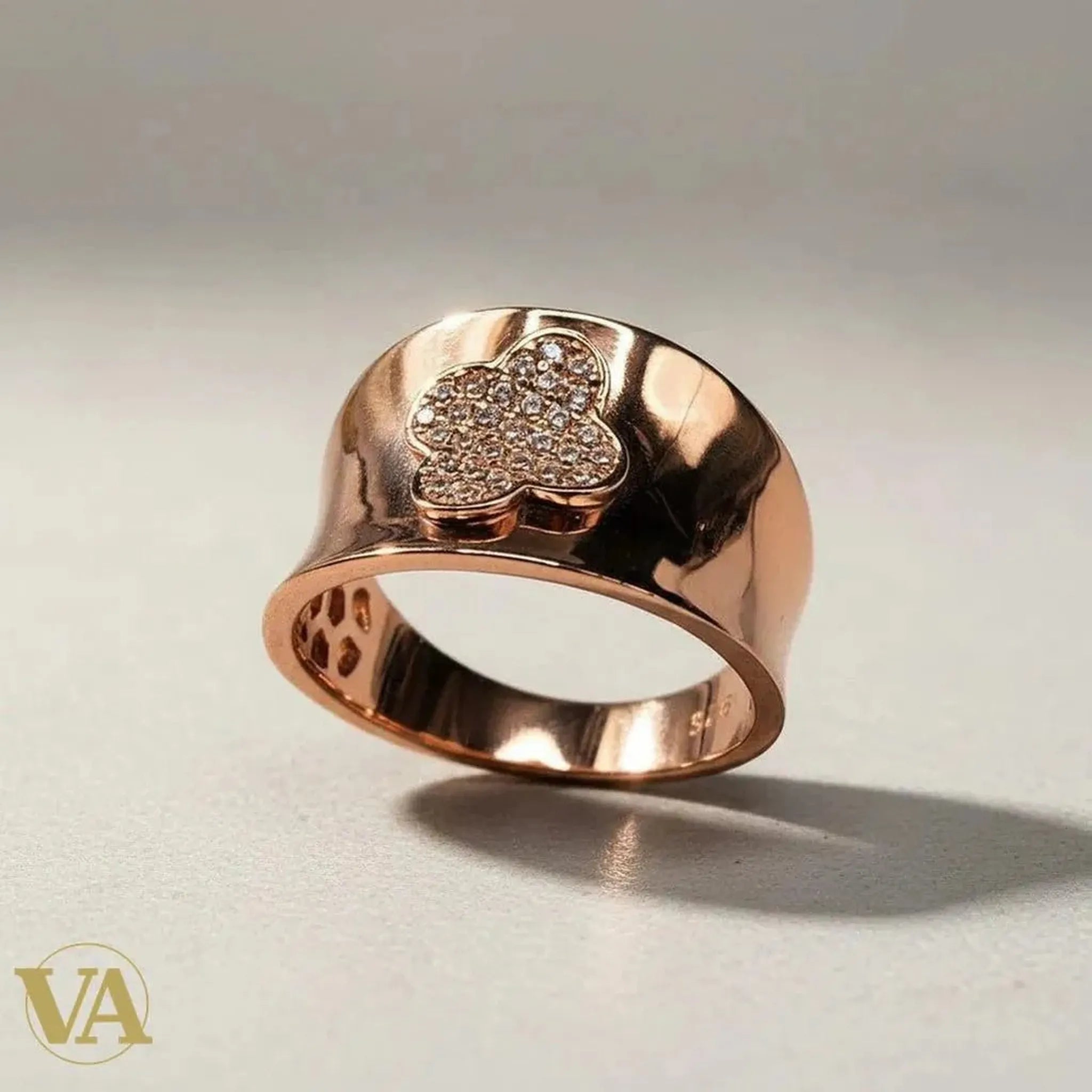 Bague large en argent 925 rosé Vindicta, anneau poli miroir avec trèfle pavé de cristaux.