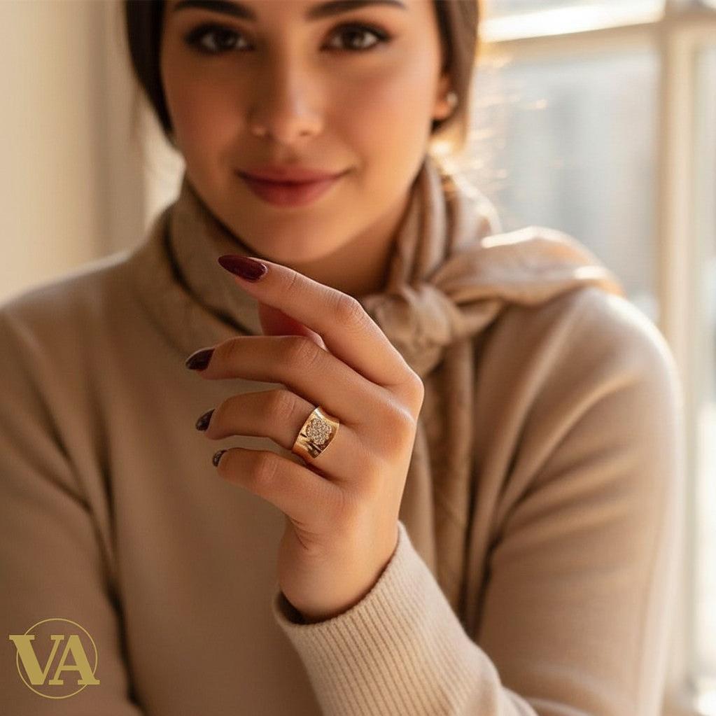 Bague femme Vindicta argent 925 rosée, large anneau poli miroir avec trèfle pavé de cristaux.