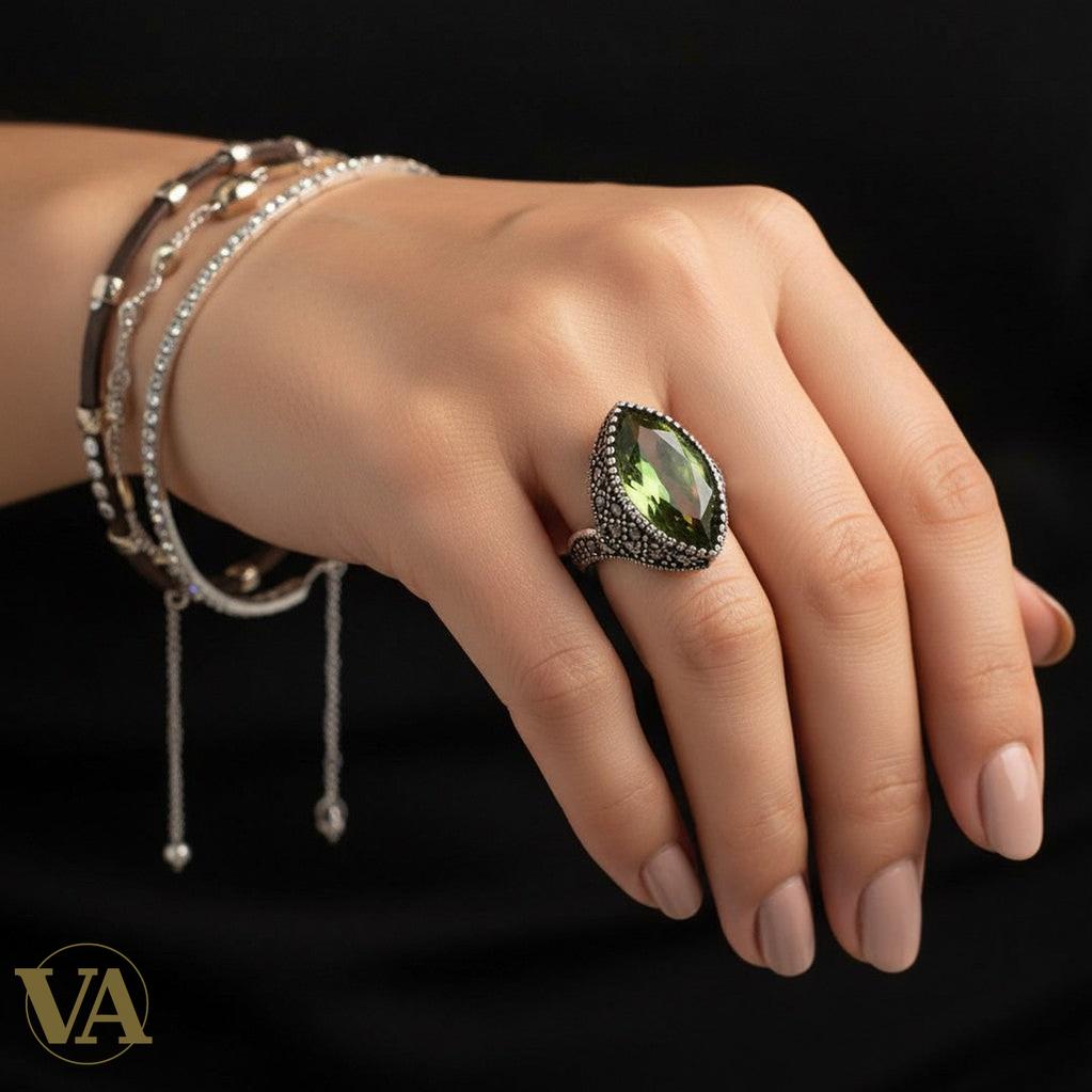 Bague femme Vindicta en argent 925, ornée d'une sultanite verte taille marquise et de marcassites scintillantes.
