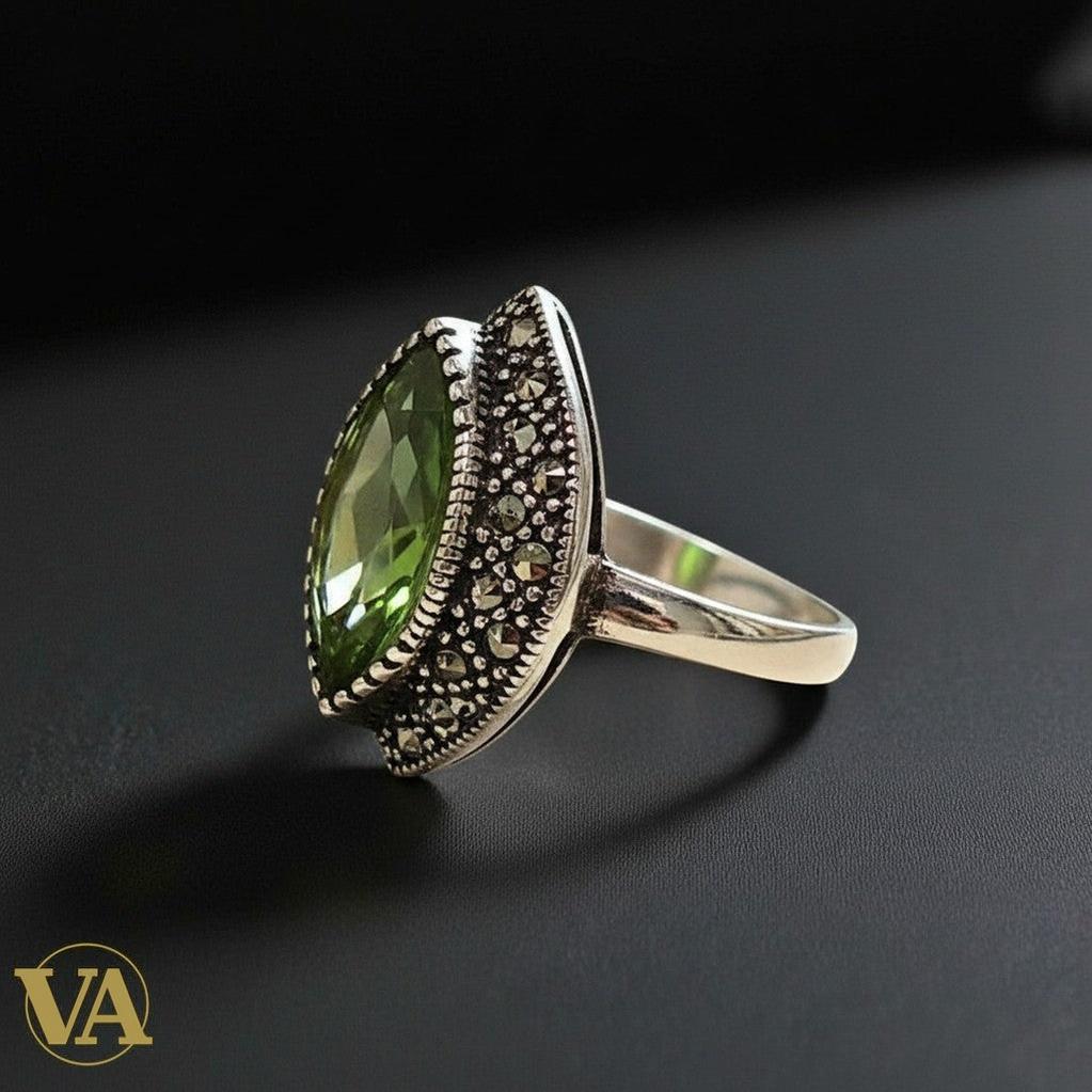 Bague femme Vindicta en argent 925, ornée d'une sultanite taille marquise verte et de marcassites scintillantes.