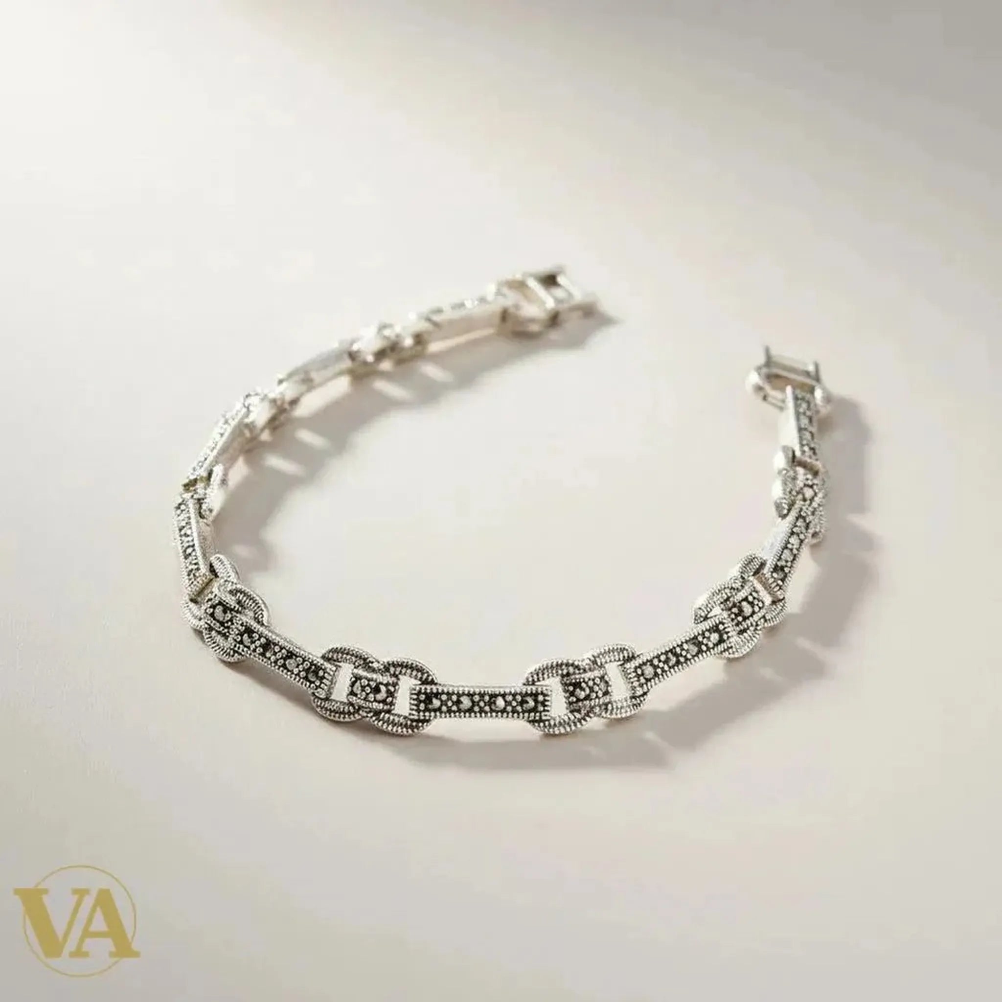 Bracelet Vindicta : Bijoux Argent 925 Massif, Luxe et Héritage en argent massif 925 orné de marcassites, design vintage, 19 cm