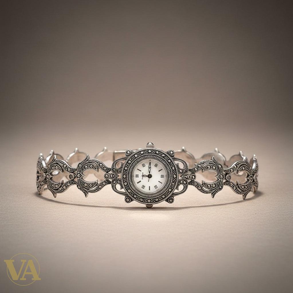 Bracelet-montre Vindicta en argent 925 ajouré orné de marcassites, cadran blanc, style vintage chic.