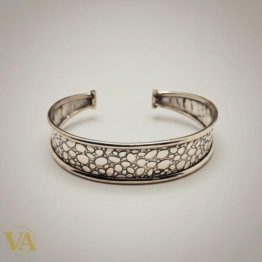 Bracelet jonc ouvert en argent 925 massif Vindicta, motif galet texturé poli et patiné, 15mm de large.
