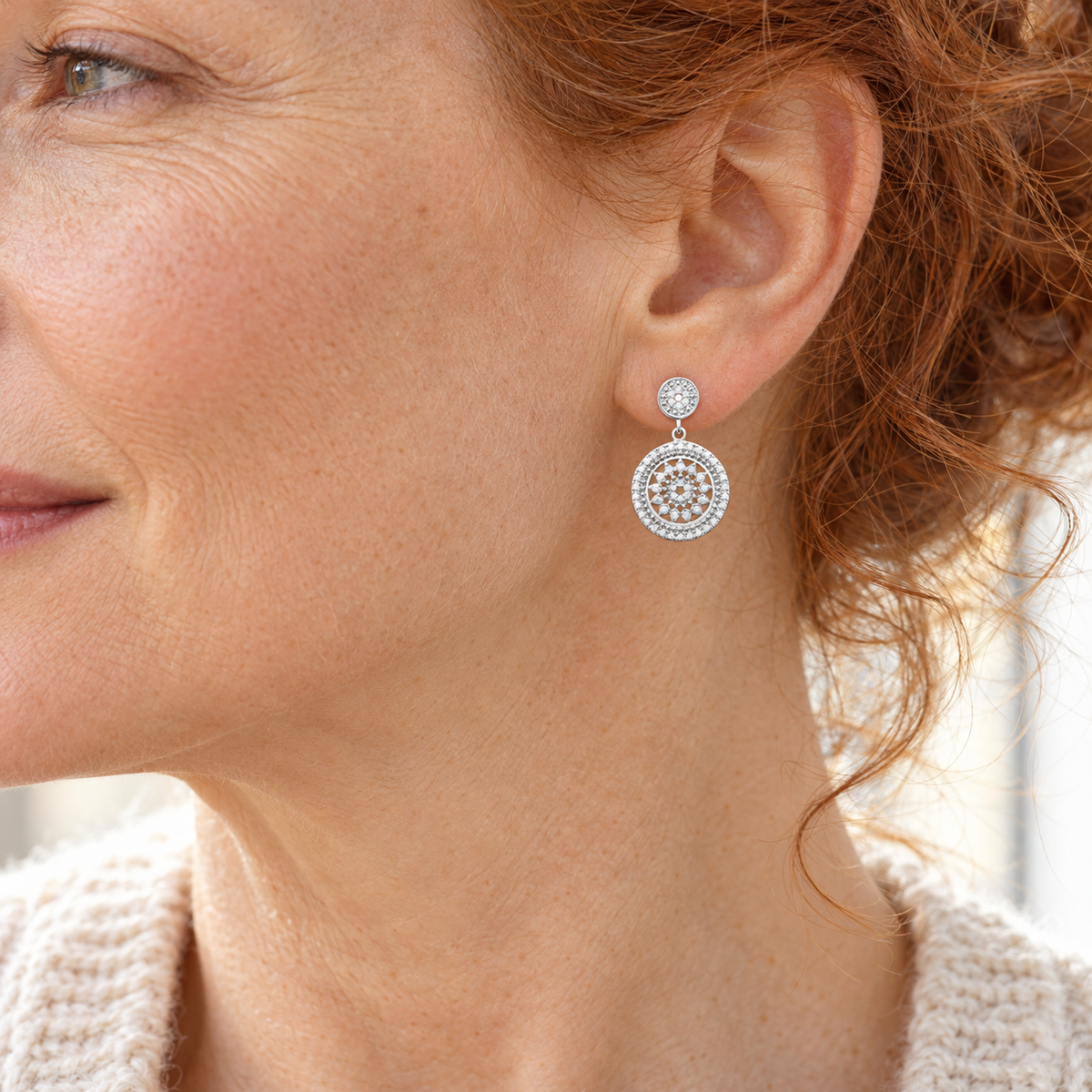 Boucles d’oreilles argent 925 rhodié — portées en gros plan