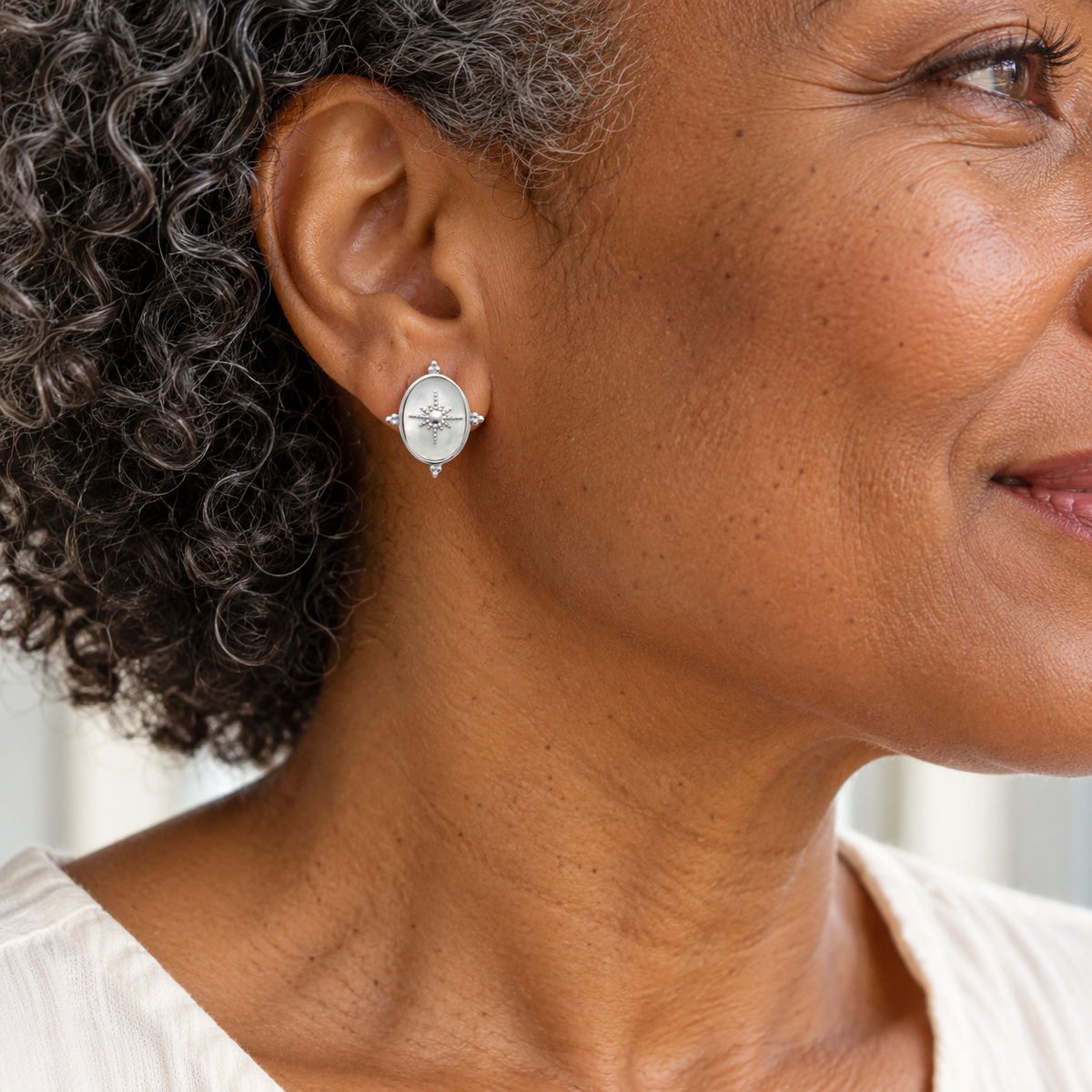 Boucles d’oreilles argent 925 rhodié — second porté en gros plan
